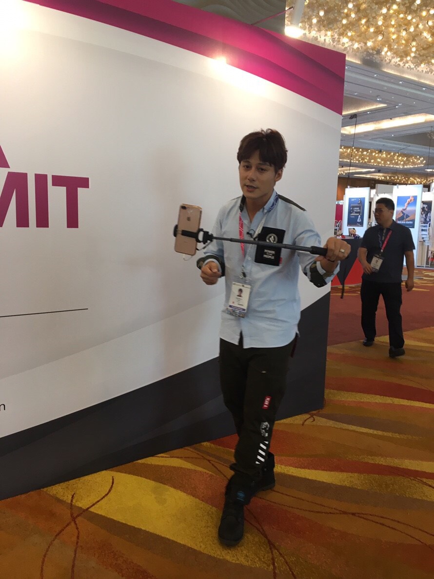 廖科溢在新加坡直播與粉絲互動。（亞洲旅遊台提供）