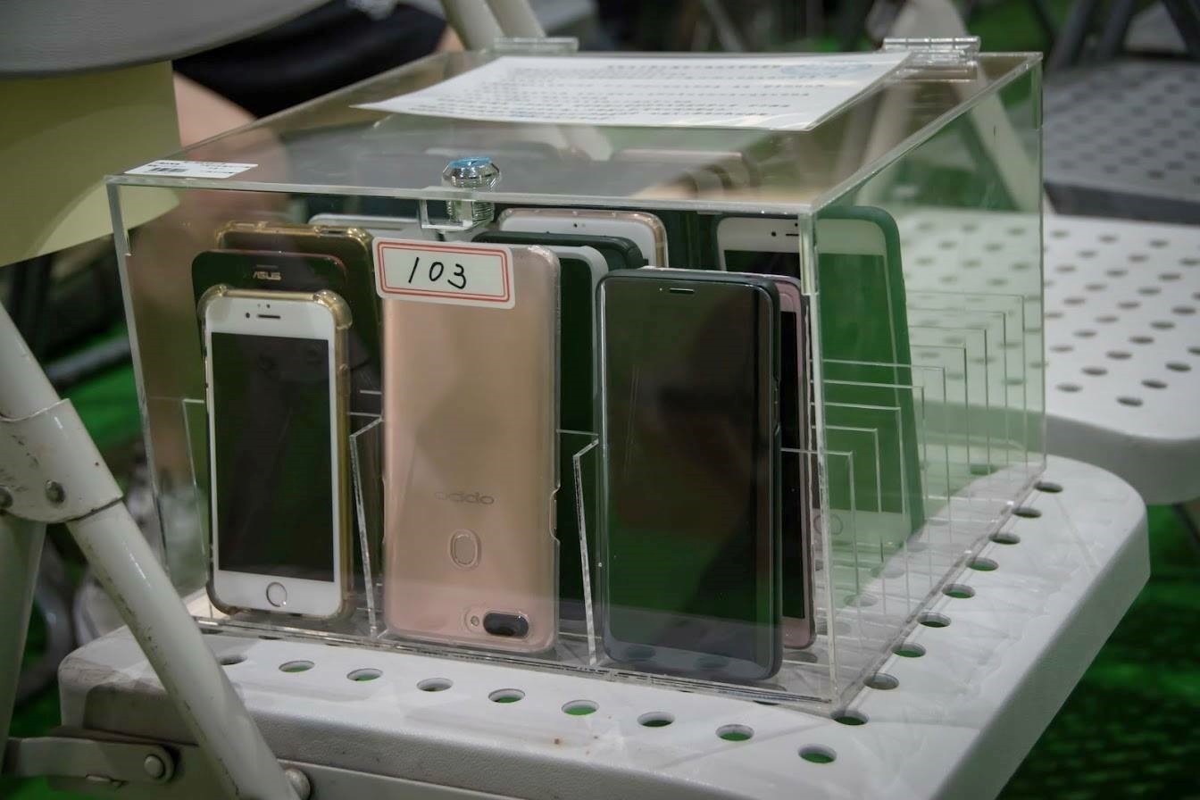 基隆高中為了不讓學生被手機綁架,全校學生上課時間手機放入特製的「手機保險箱」。(翻攝自國立基隆高中粉專)