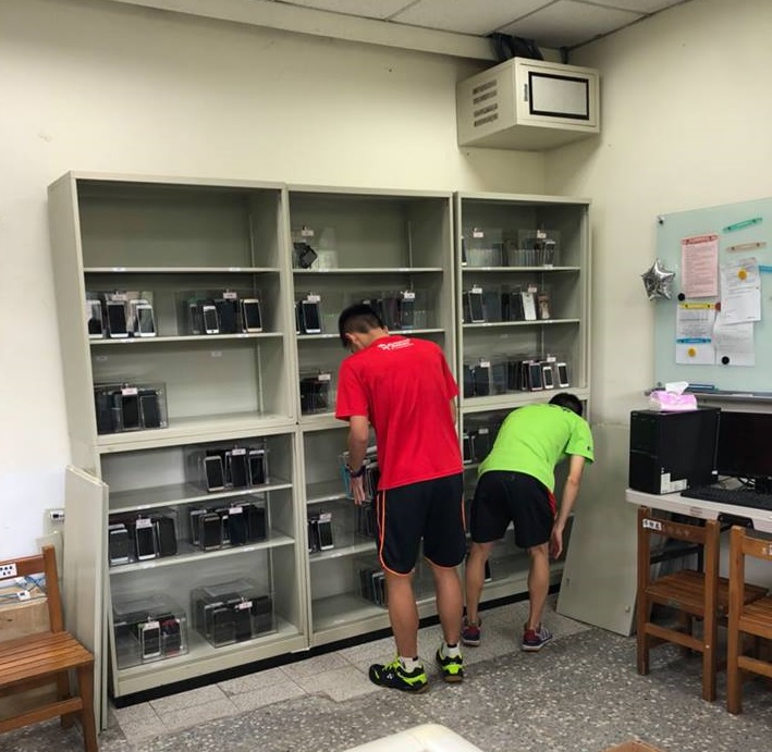 基隆高中推行「手機保險箱」，每天上午7點50分前各班收齊手機，將該箱上鎖統一放在學務處。（翻攝自國立基隆高中粉專）