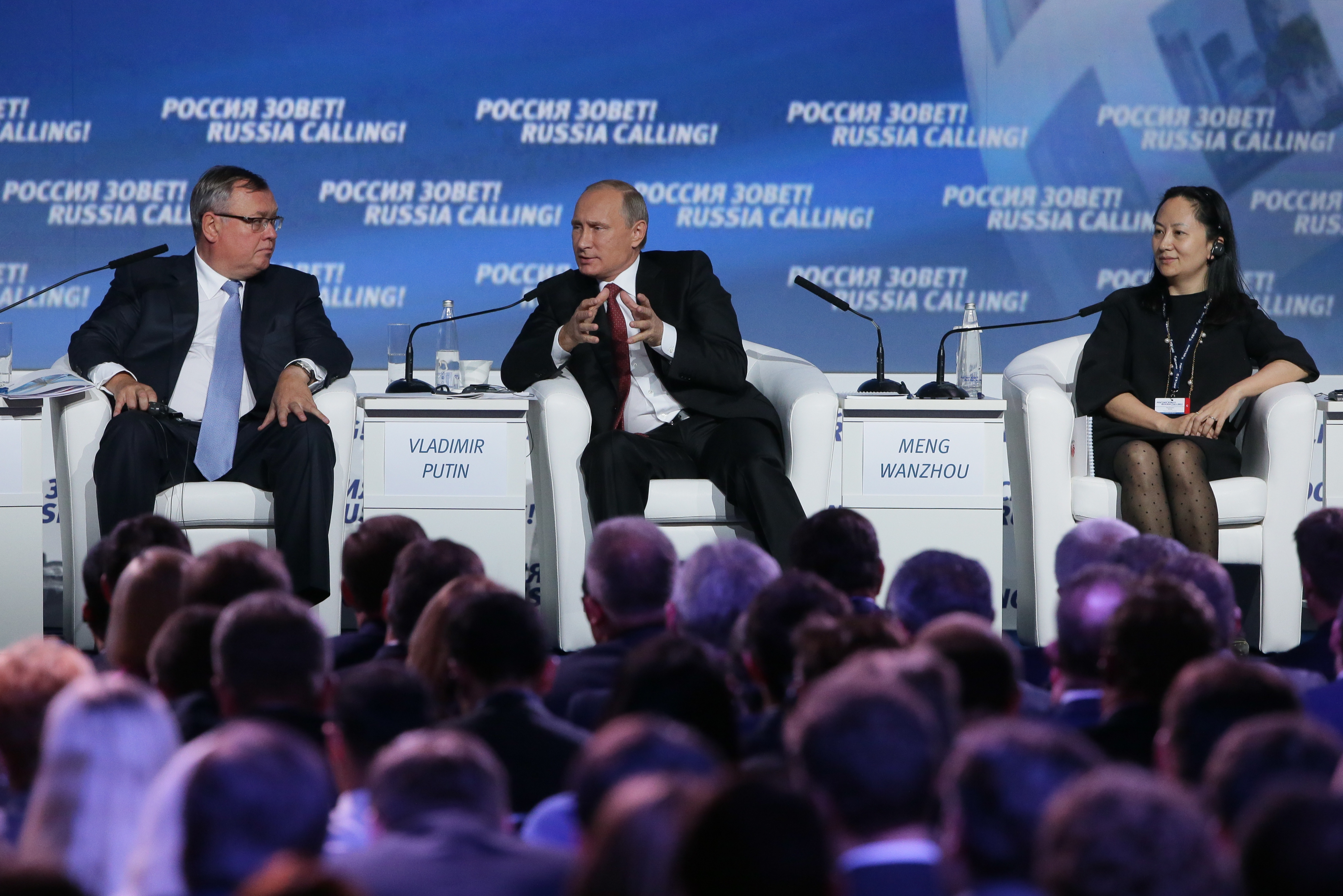 「華為公主」孟晚舟（右一）因涉嫌違反美國對伊朗的制裁令，本月1日在溫哥華轉機時遭捕，引起中國官方譴責。（東方IC）