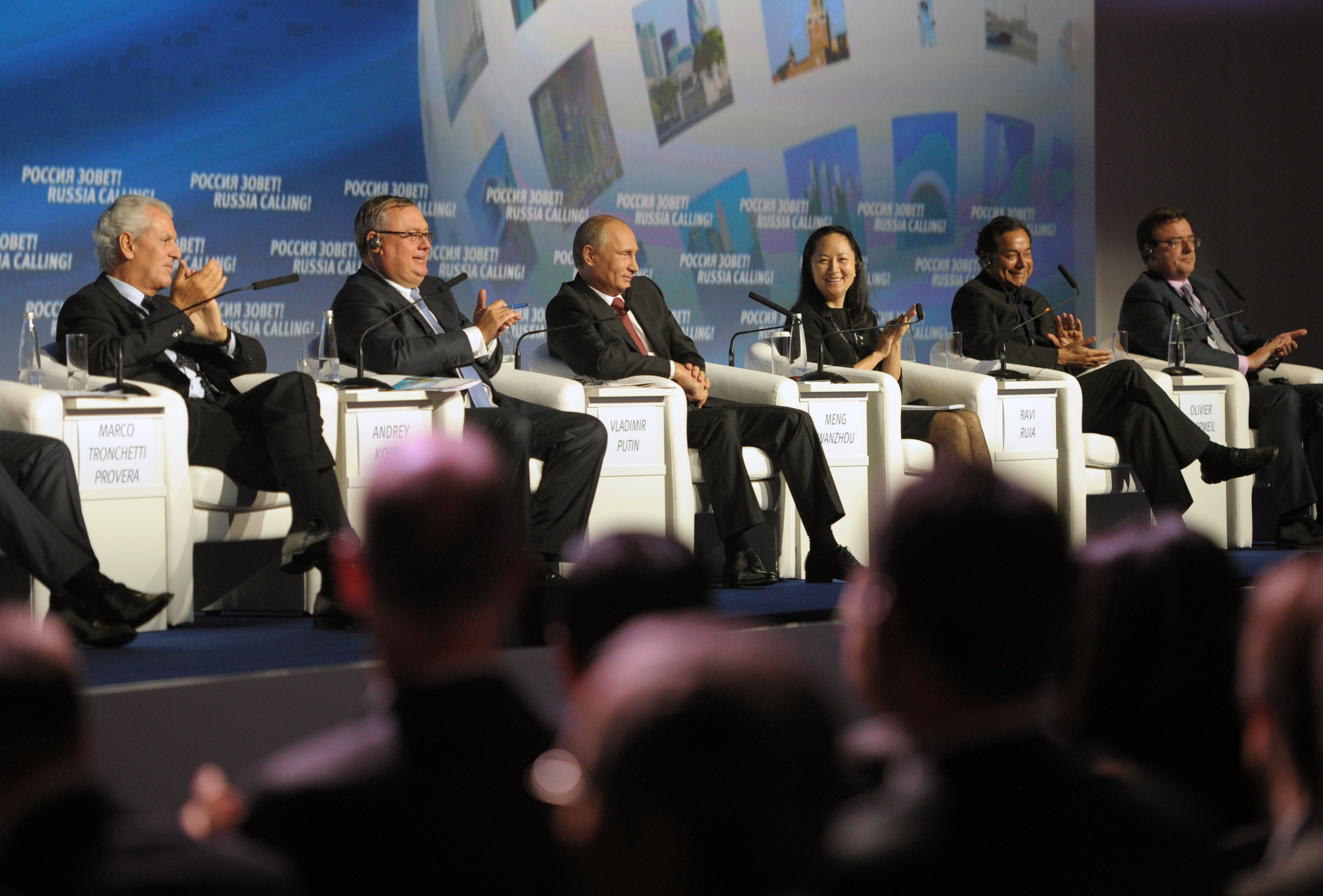 華為公主孟晚舟（右3）的姓氏跟父親華為總裁任正非不一樣，引發外界好奇。（東方IC）