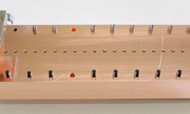 PHASER 項目的加速器元件，PHASER 旨在通過輸出功率數百倍於現有加速器的醫用加速器產生X 射線。（SLAC 國家加速器實驗室提供）