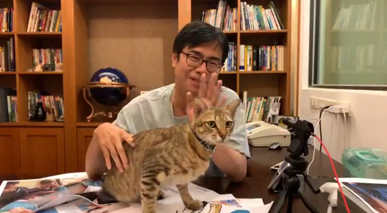 陳其邁帶著愛貓小米直播聊高雄,吸引萬人同時上線收看。(翻攝陳其邁臉書)
