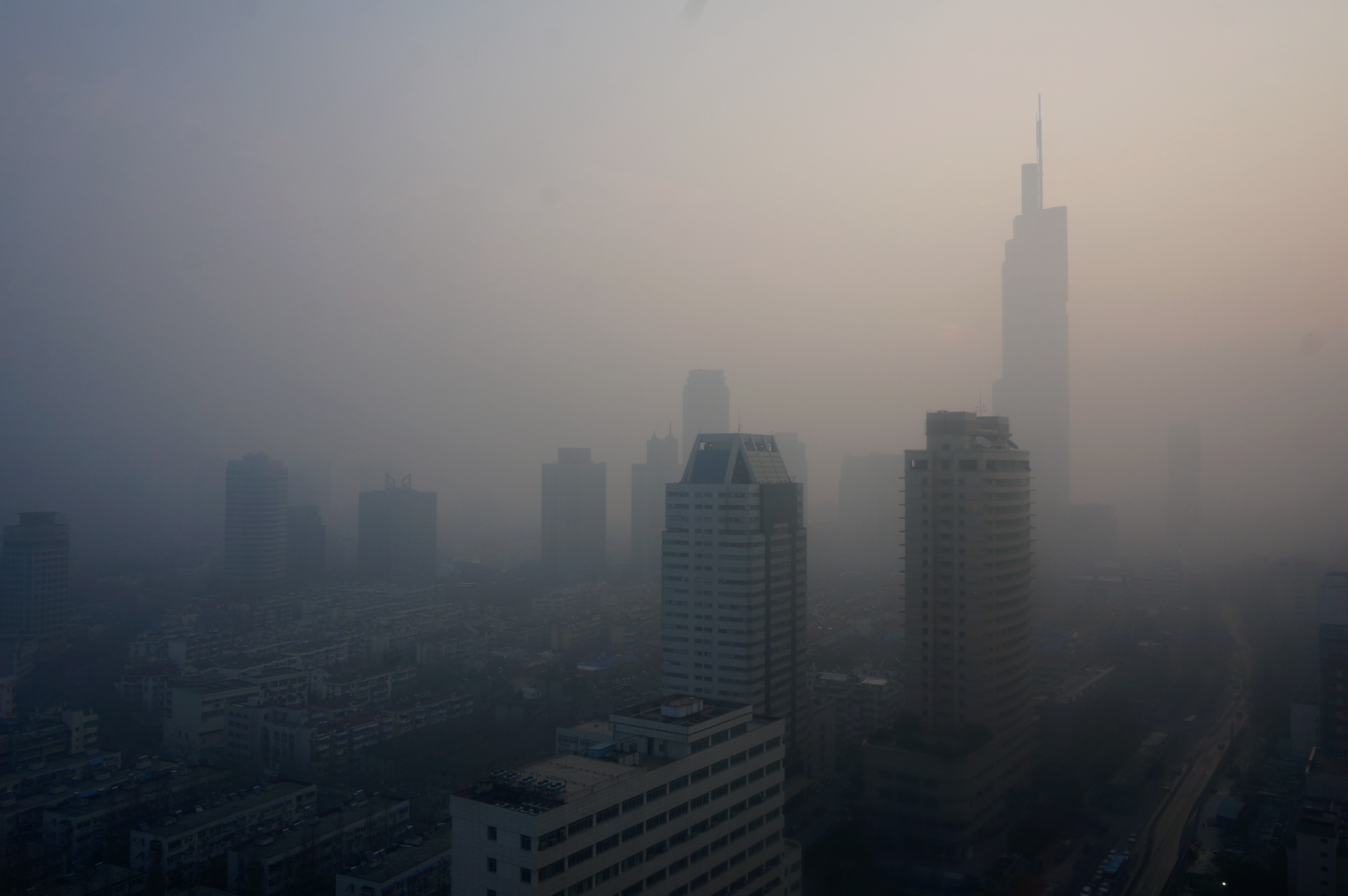 全球空氣汙染嚴重,芝加哥大學研究指出,空氣中的懸浮粒子比抽菸更有危害。(東方IC)