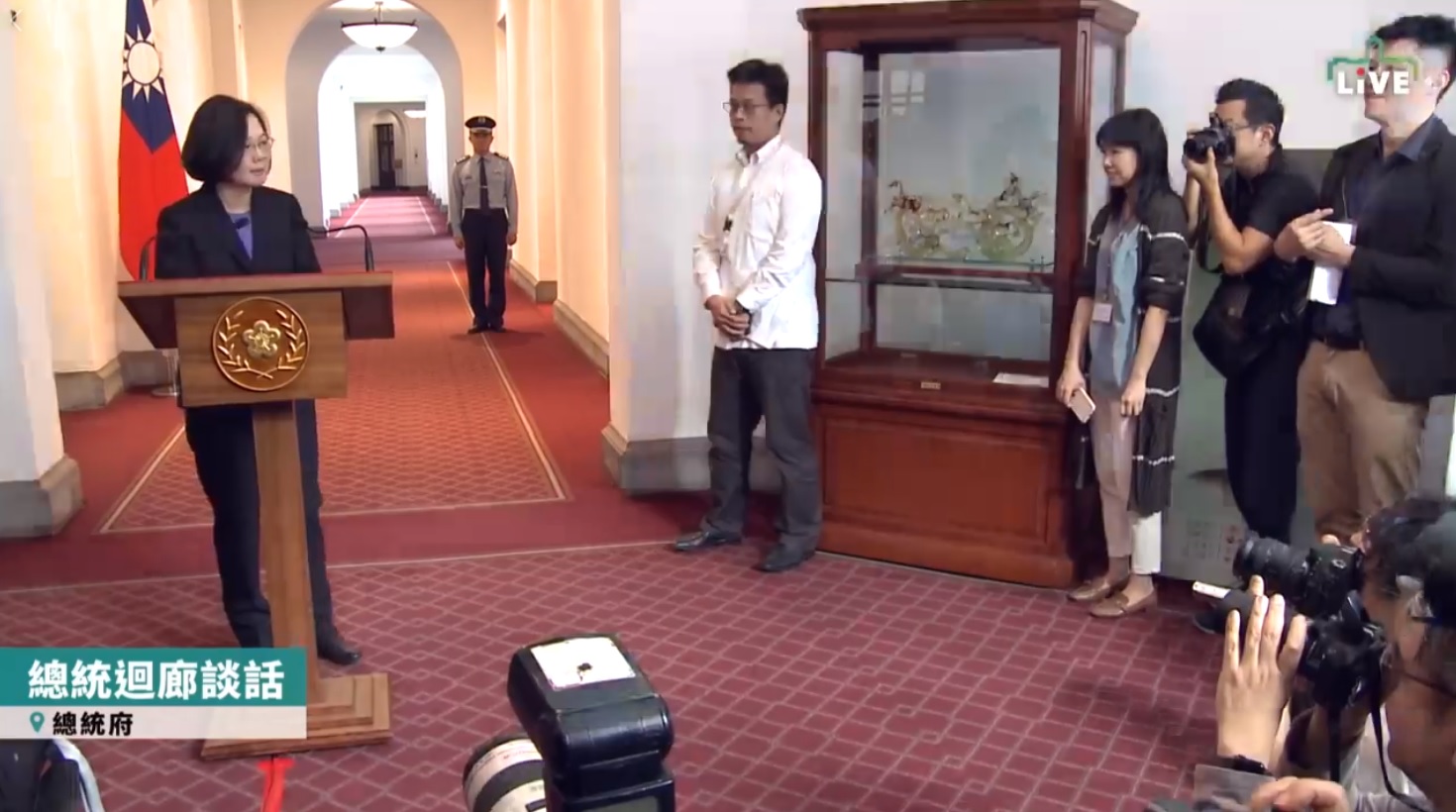 總統蔡英文首度效仿美國總統舉行迴廊談話，針對外界對綠白合作、民進黨的下一步一一說明。（圖取自蔡英文臉書）