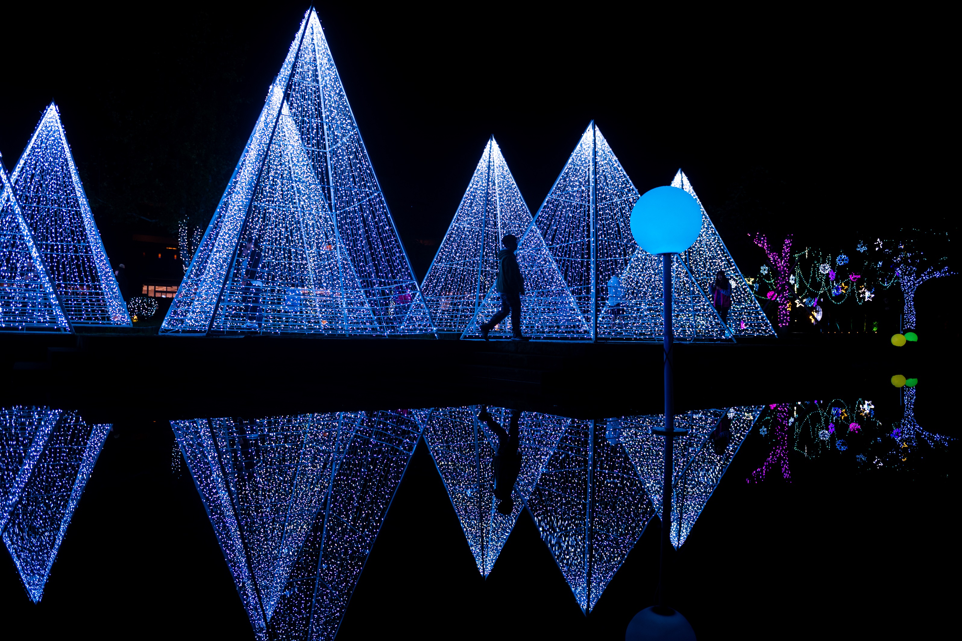 「2018宜蘭奇幻耶誕」銀白色燦爛的「光之樹林」倒映水池，交織出美麗幻境。