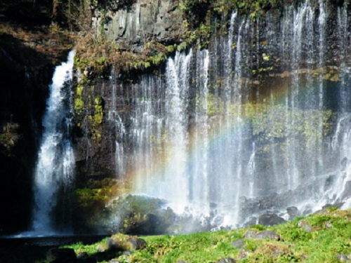 日本團體旅行網站「団体旅行ナビ」2017年度的員工旅遊熱門目的地排行榜中，前三名依序分別為沖繩縣、北海道和靜岡縣。圖為靜岡縣自然名勝「白絲瀑布」景觀。（圖取自じゃらんネット）