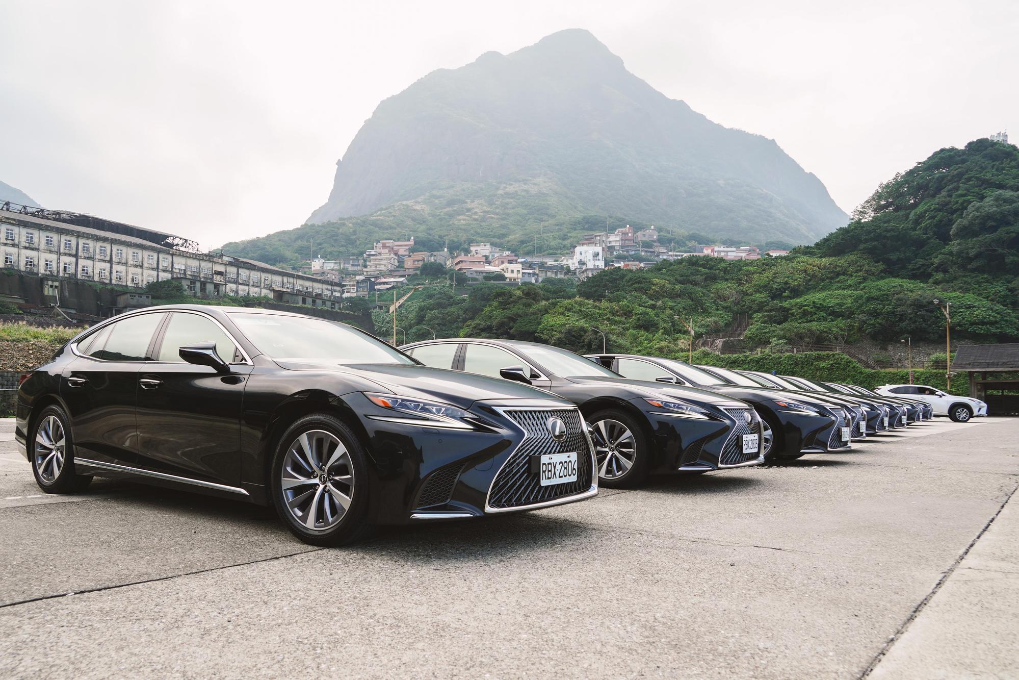 Lexus準備了LS350車隊與專屬司機，讓參加活動的車主不用分心開車與停車。