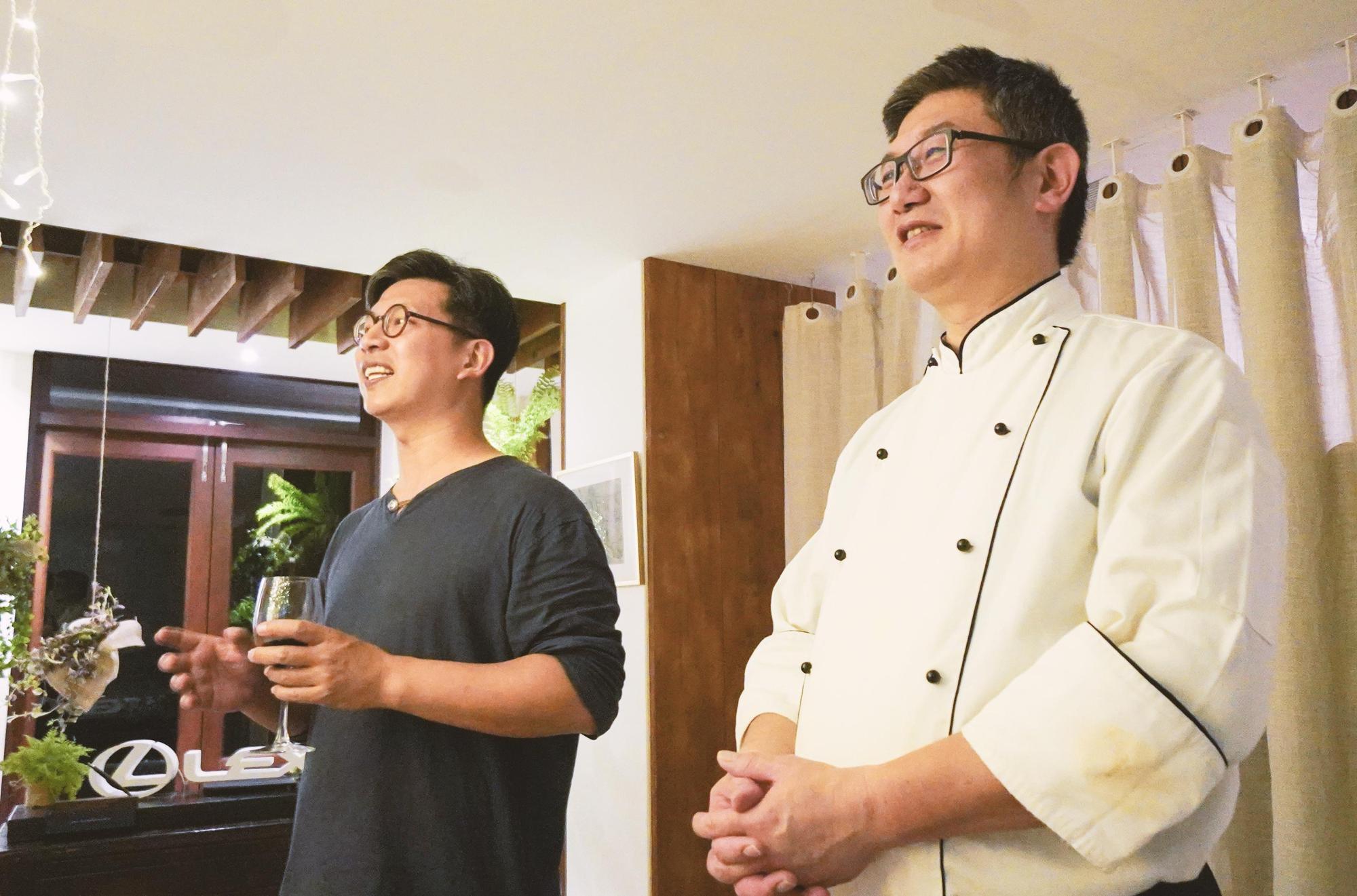 「慢食家宴」的主人王群翔(右)以米為食材，變化出不同樣貌的料理。