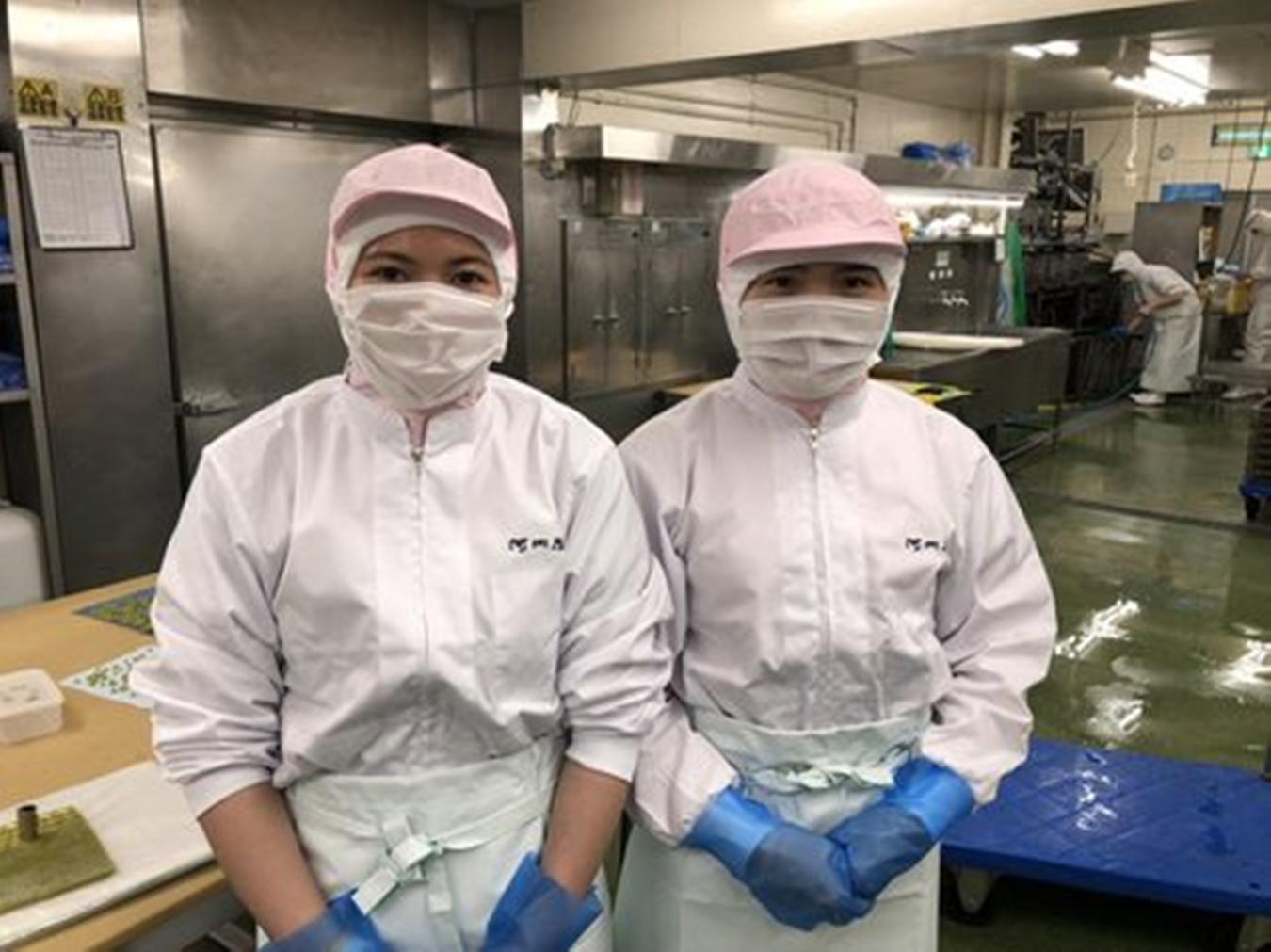 日本魚糕工廠的越南籍實習生。（翻攝自蒲鉾丹右衛門官方部落格）