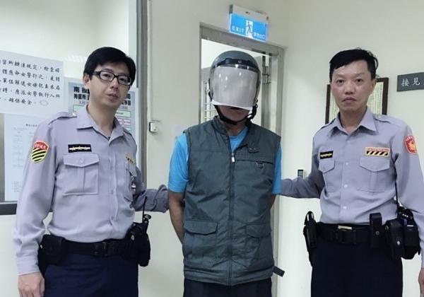 殺人逃亡20年的61歲男子(中),違規左轉,被草屯分局交通小隊警員攔下而露了餡。(警方提供)