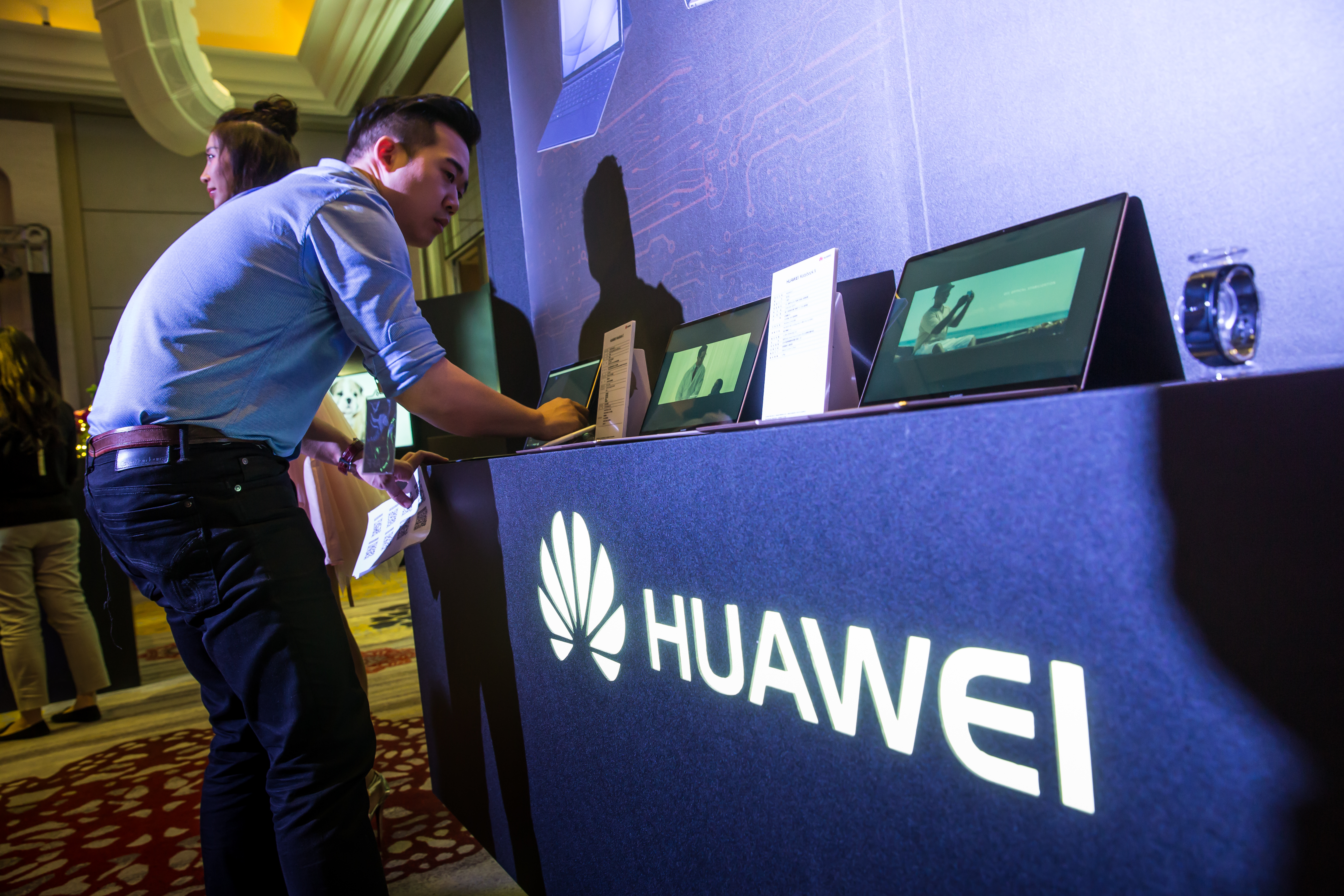 台股今（6日）天大跌232點，華為概念股全倒。