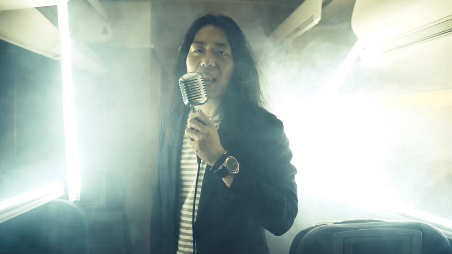 為了新歌MV，Tomo Go砸錢包下飛機艙拍攝，最後卻成為唱對嘴的男配角。（Best Sonic提供）