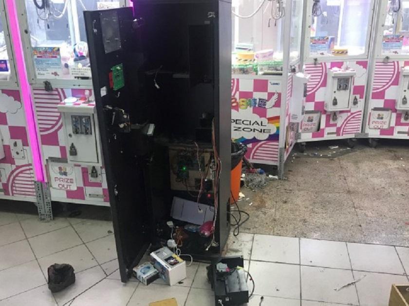 陳男鎖定夾娃娃店裡的兌幣機，直接用鐵橇暴力破壞。（警方提供）