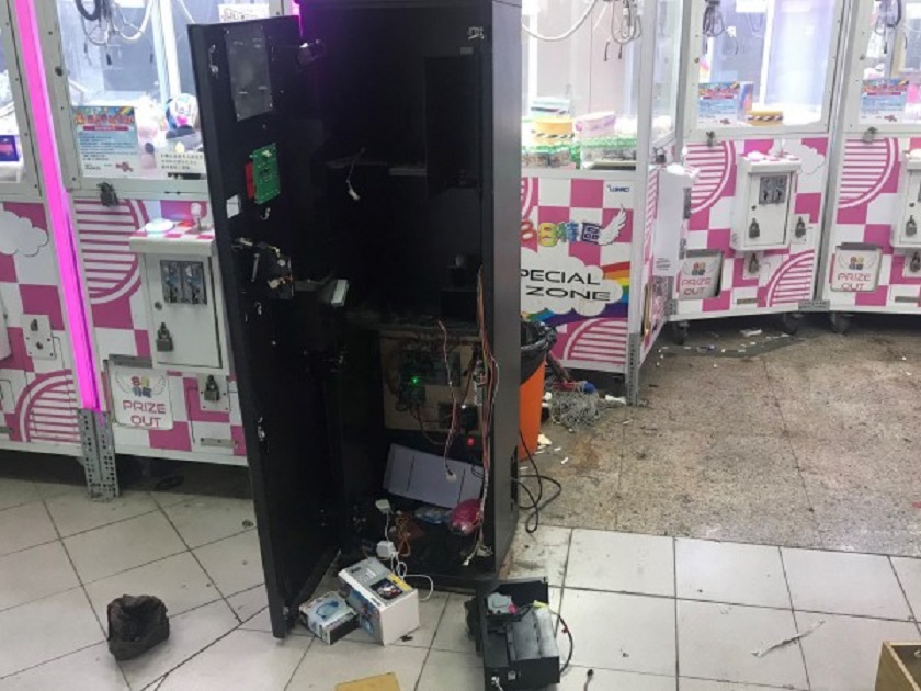 陳男鎖定夾娃娃店裡的兌幣機，直接用鐵橇暴力破壞。（警方提供）
