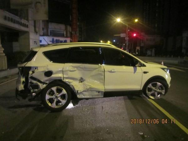 福特租賃車也被撞得頗慘。（警方提供）