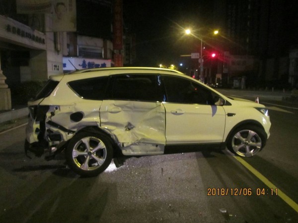 福特租賃車也被撞得頗慘。(警方提供)