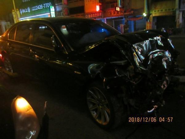 BMW大七的車頭幾乎撞毀。（警方提供）