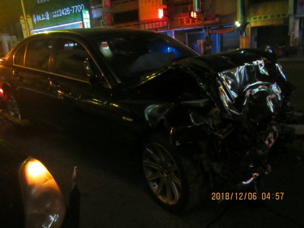BMW大七的車頭幾乎撞毀。（警方提供）