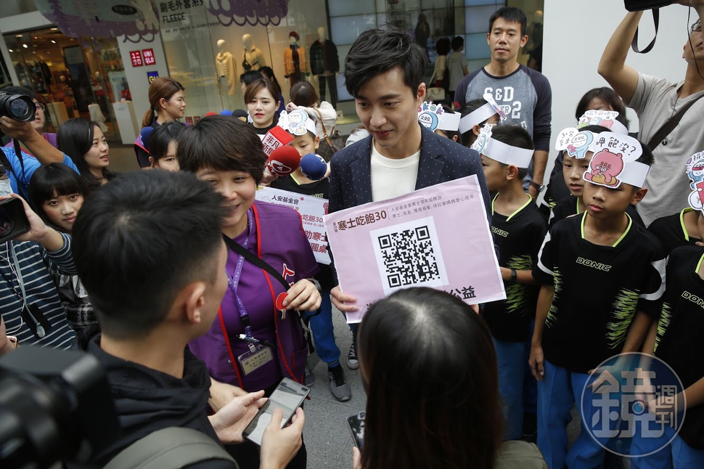 江宏傑在路上邀請民眾下載貼圖做愛心。
