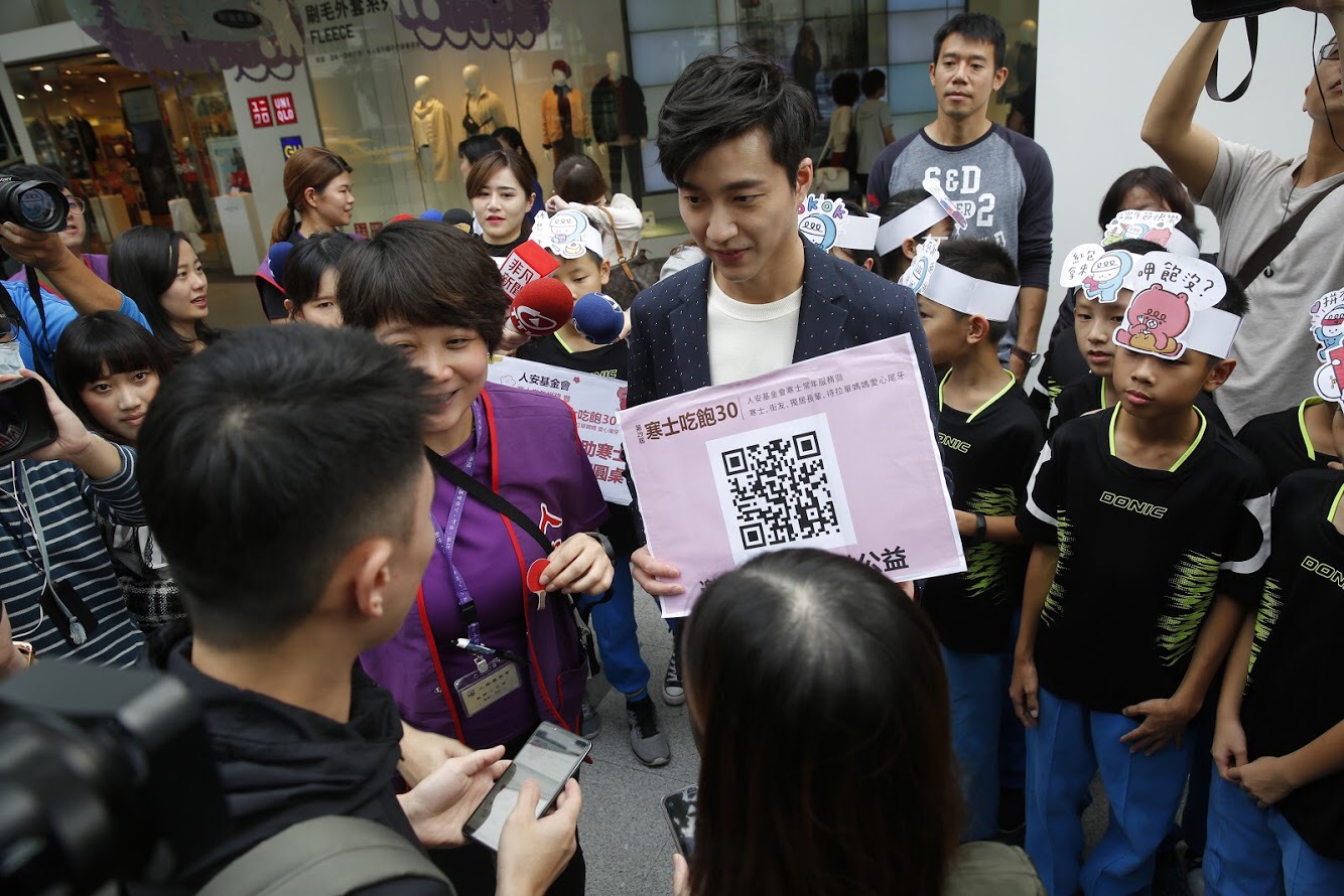 江宏傑在路上邀請民眾下載貼圖做愛心。