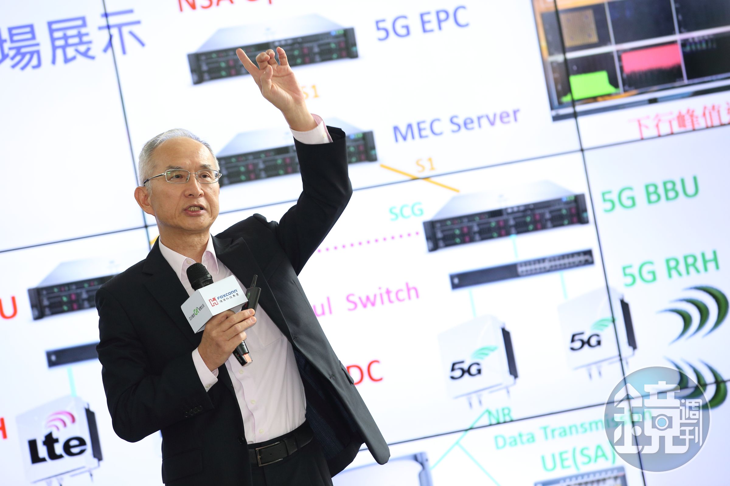 鴻海集團副總裁兼亞太電信董事長呂芳銘，今日在亞太電信內湖總部展示5G最新發展成果。