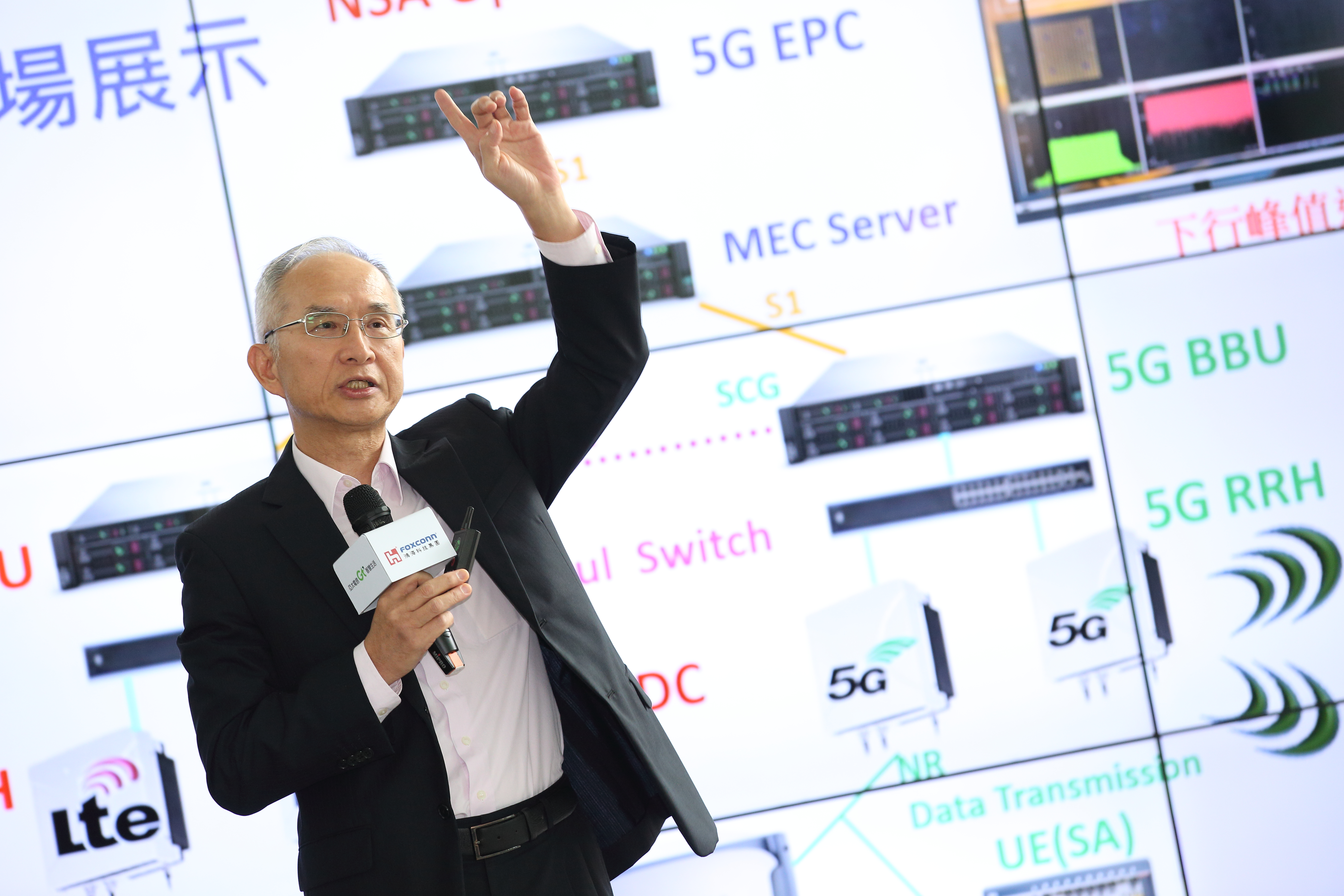 鴻海集團副總裁兼亞太電信董事長呂芳銘，今日在亞太電信內湖總部展示5G最新發展成果。