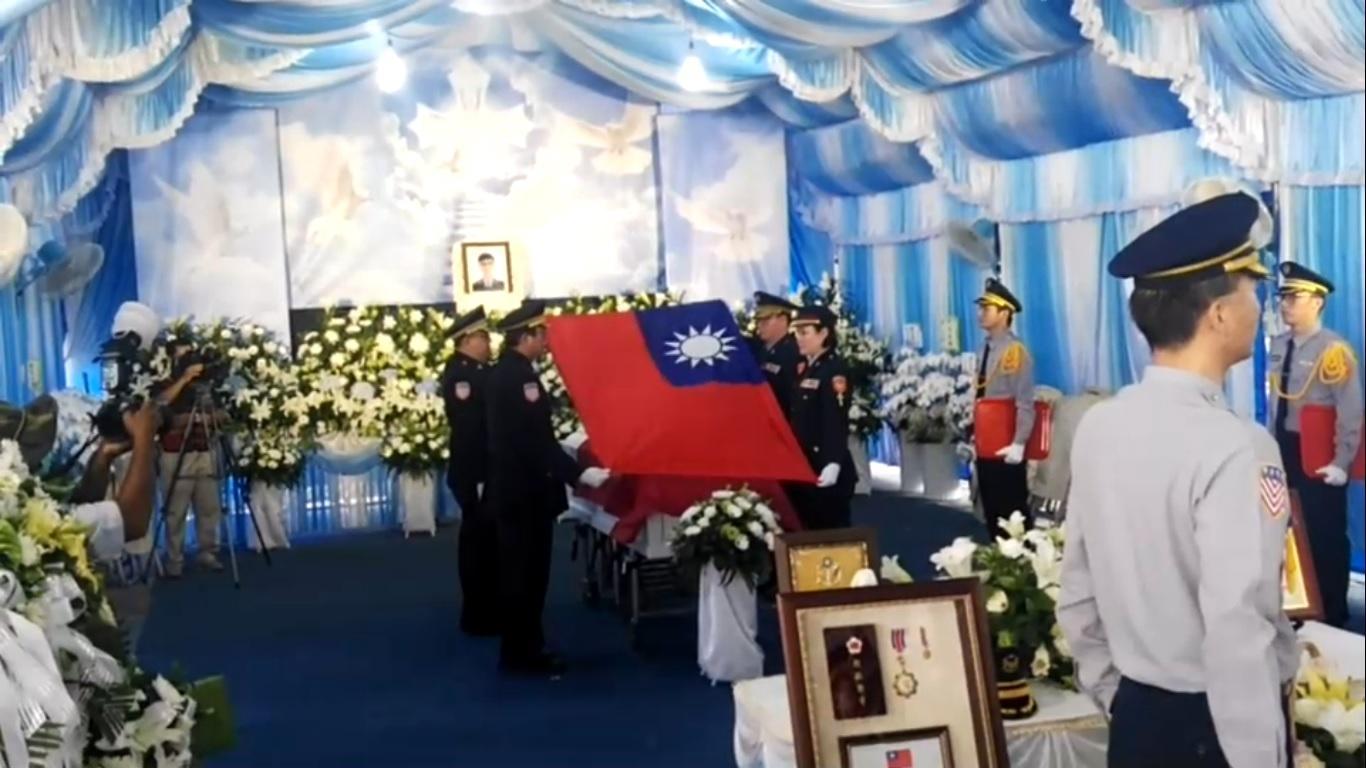 王黃冠鈞的棺木上覆蓋國旗以告慰英靈。（國道警察局提供）