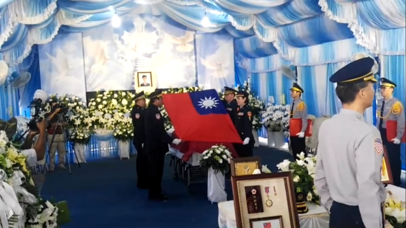 王黃冠鈞的棺木上覆蓋國旗以告慰英靈。（國道警察局提供）