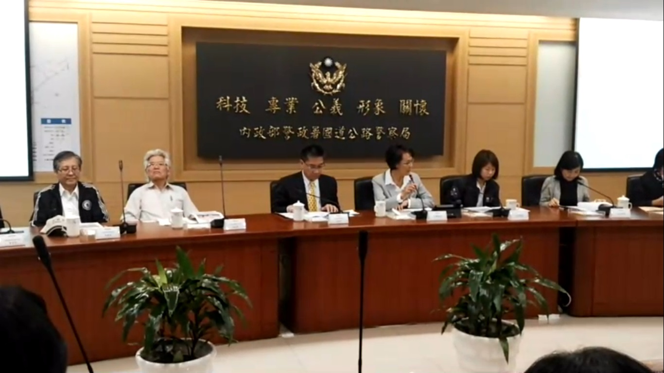 為考察危險津貼，人事長施能傑（左二）於下午上國道實地瞭解。（國道警察局提供）