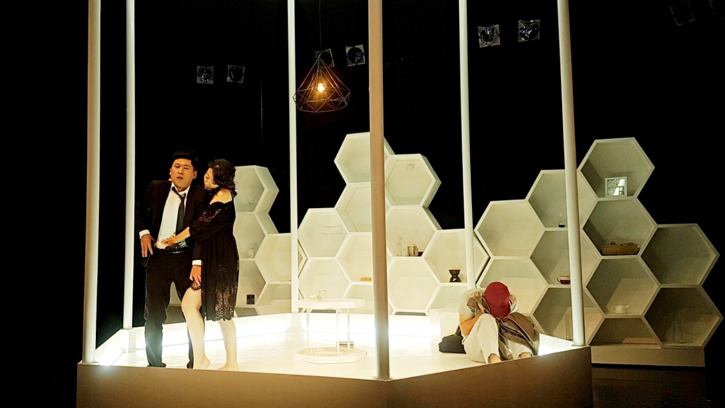 《THE BEE 狂蜂》全長75分鐘，全劇僅靠4位演員撐完全場。