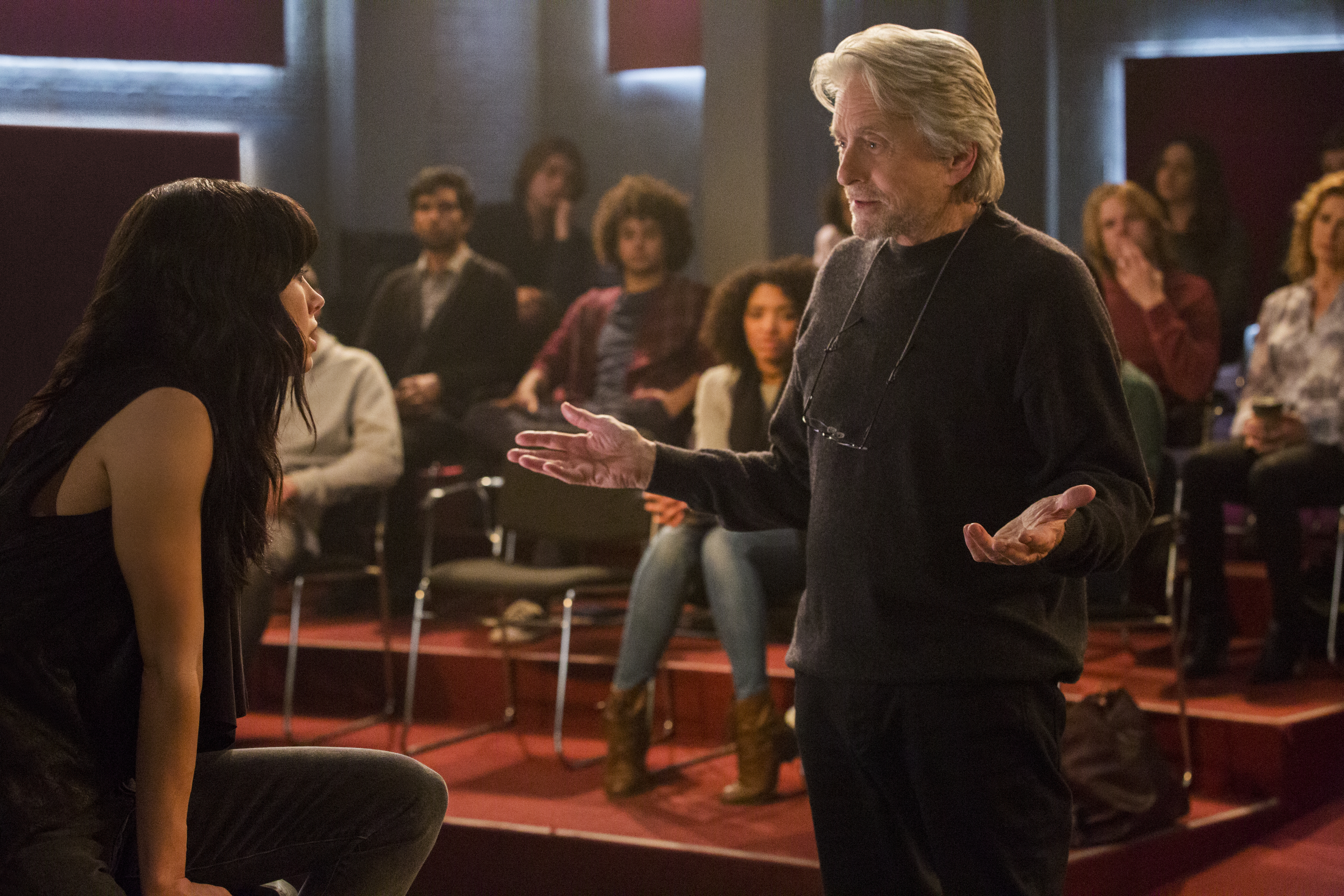 麥克道格拉斯在《好萊塢教父》（The Kominsky Method）演出時不我予、只好開設工作坊教導演技的過氣演員山迪，面對人生無常，還有攝護腺危機。（Netflix提供）