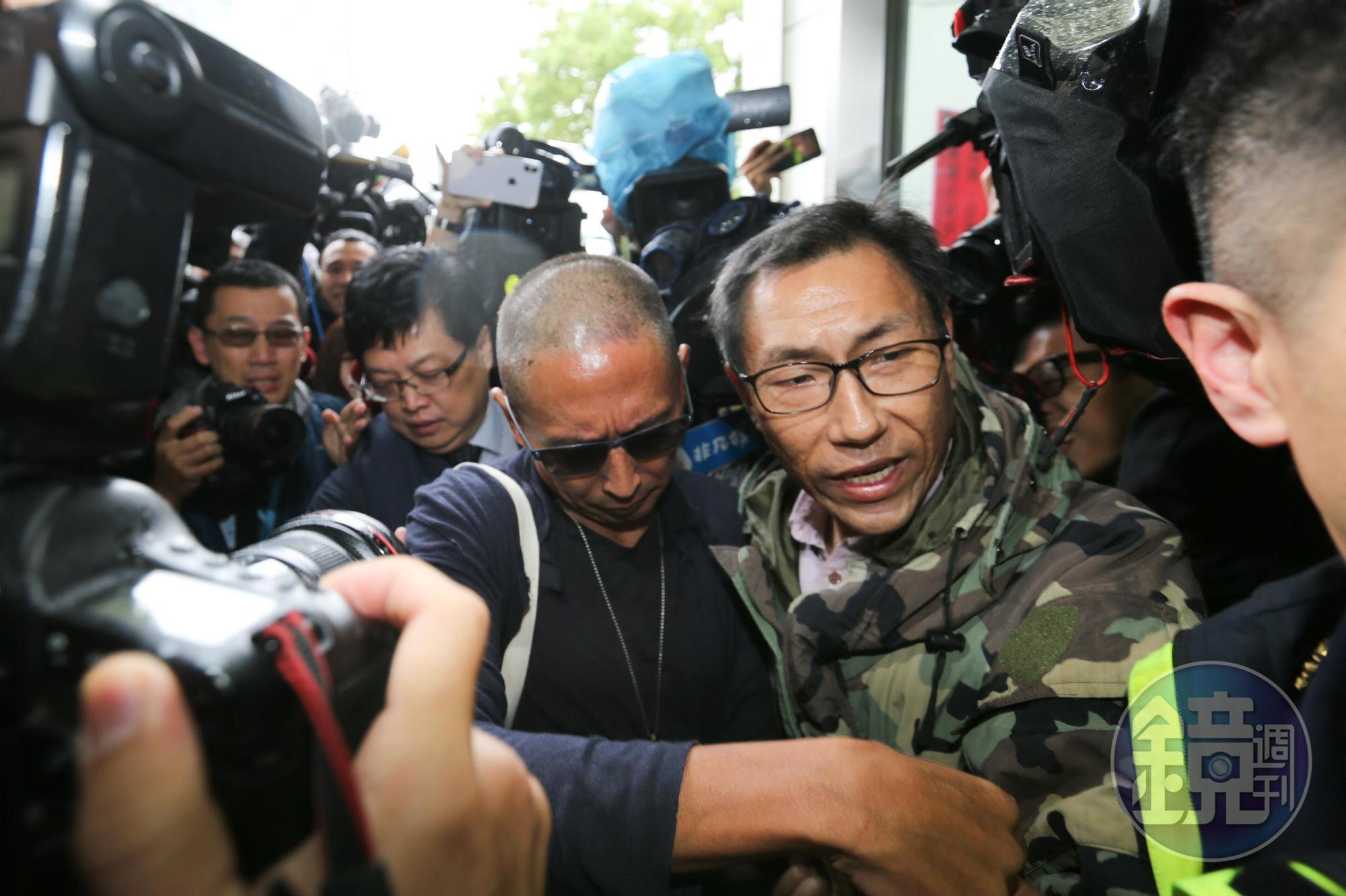 鈕承澤被大批媒體包圍，一度寸步難行。