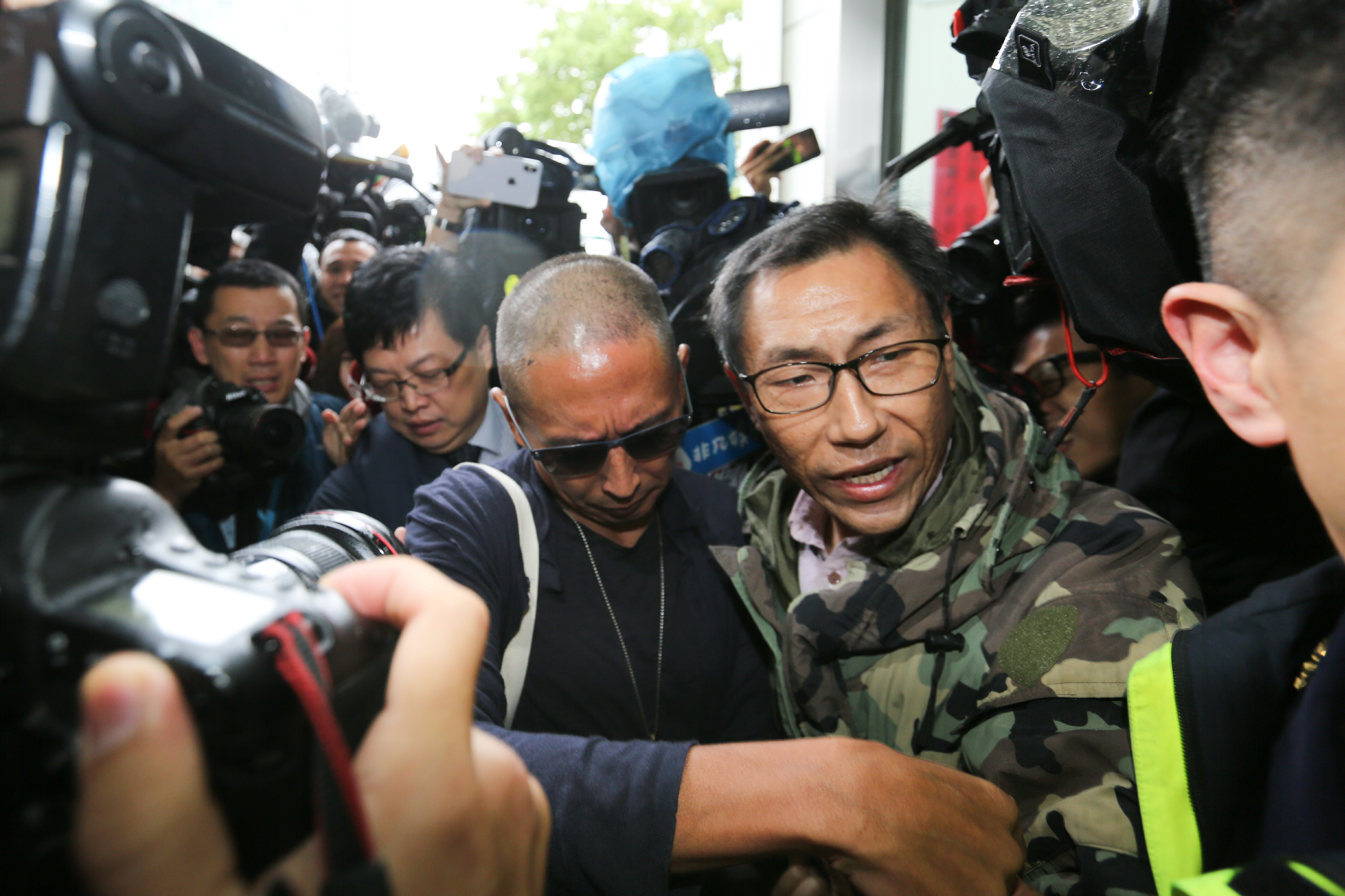 鈕承澤被大批媒體包圍，一度寸步難行。