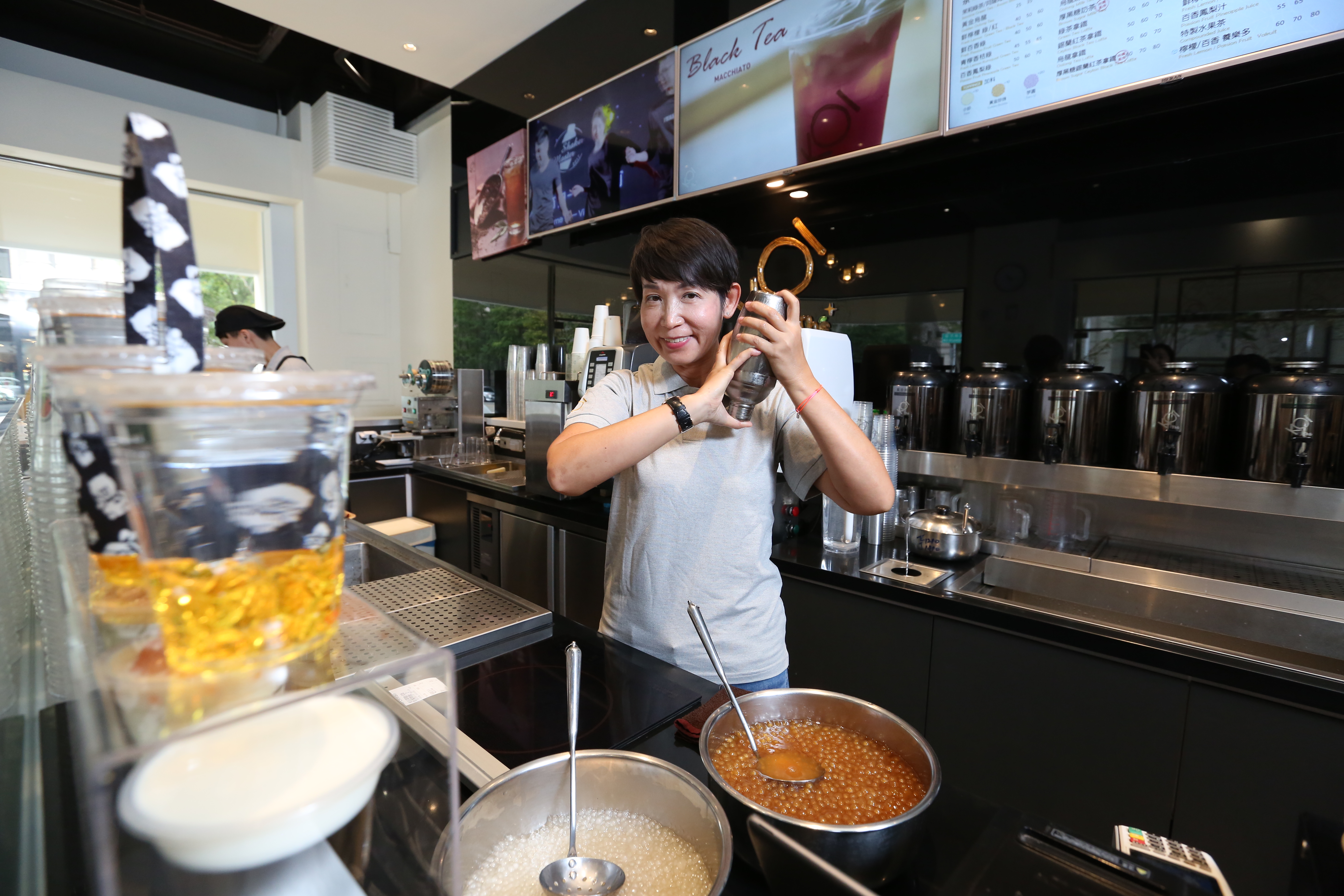 馬雅芬對茶飲情有獨鍾，除管理中區50嵐213間門市，另創KOI Thé手搖茶飲品牌，在海外擁327間直營門市，二大事業體年收65億元，穩坐手搖飲女王寶座。