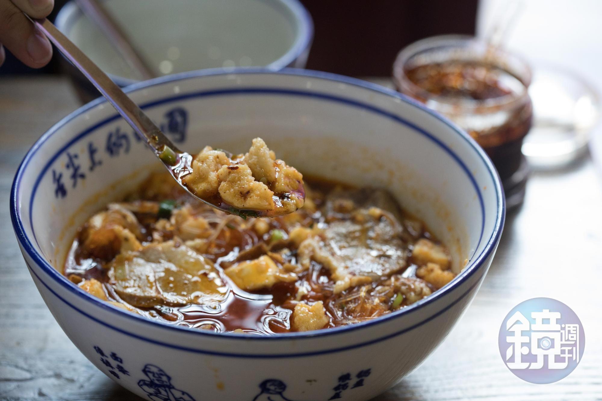 陝西傳統小吃「泡饃」，傳統吃法須慢慢將饃餅掰成如黃豆大小，每次至少得花上半小時。