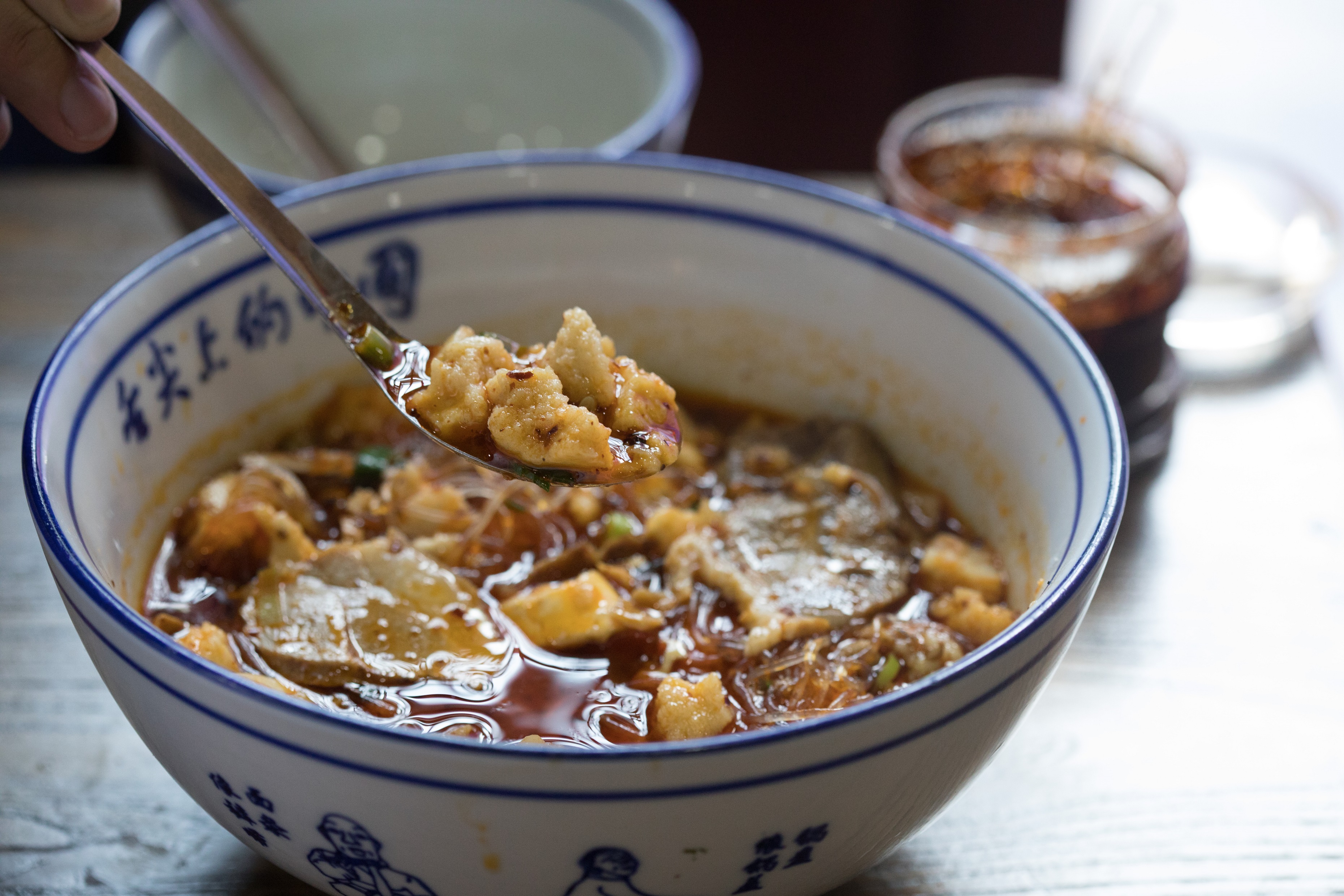 陝西傳統小吃「泡饃」，傳統吃法須慢慢將饃餅掰成如黃豆大小，每次至少得花上半小時。