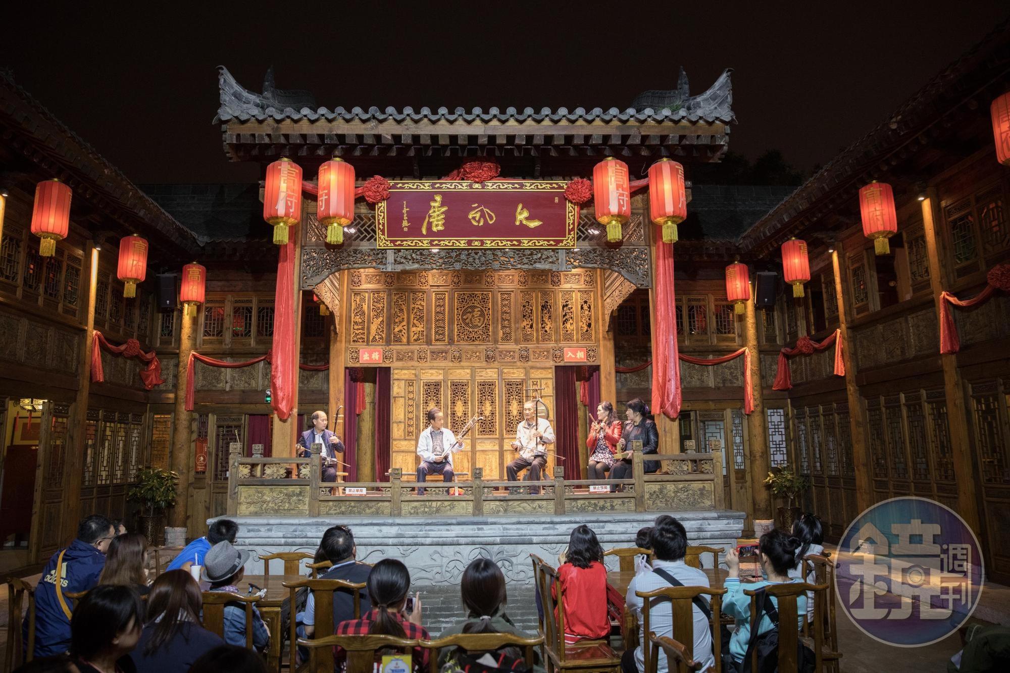 「高家大院」戲台定時上演陝西在地戲曲演出。