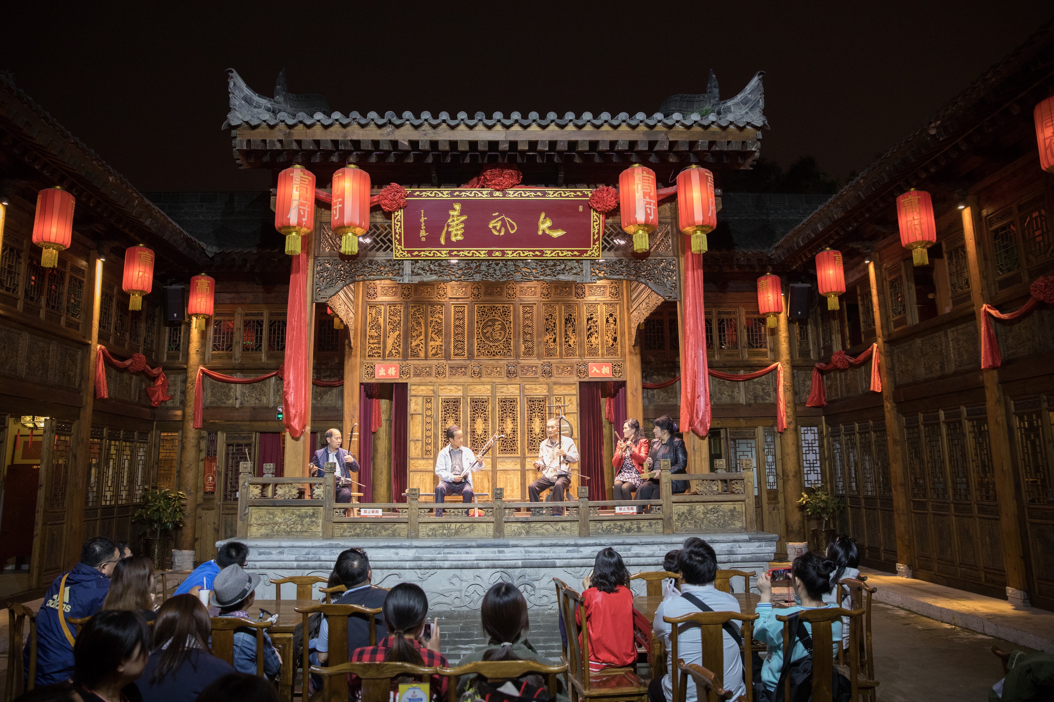 「高家大院」戲台定時上演陝西在地戲曲演出。