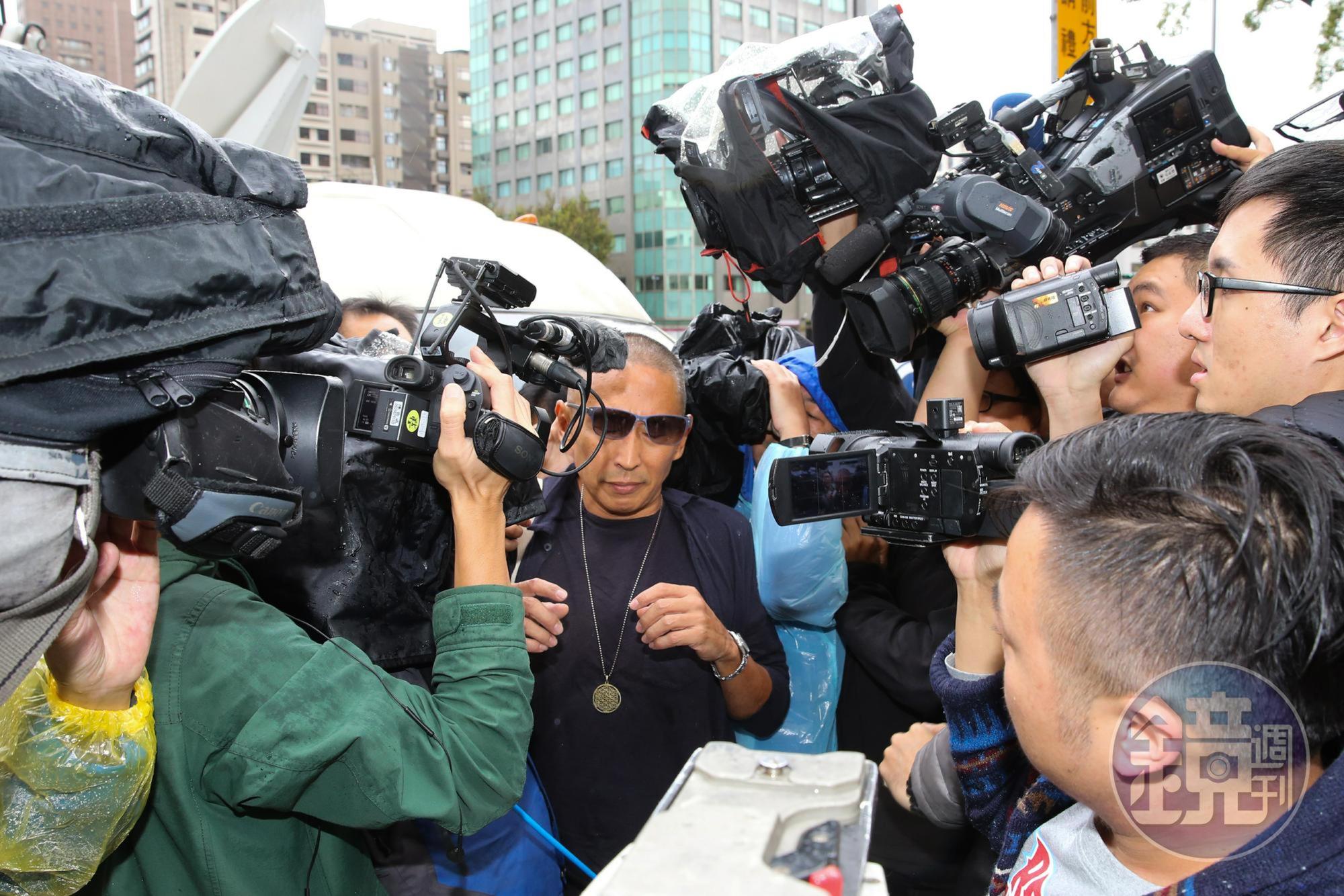 鈕承澤今早頂著大光頭前往大安分局接受警方訊問。