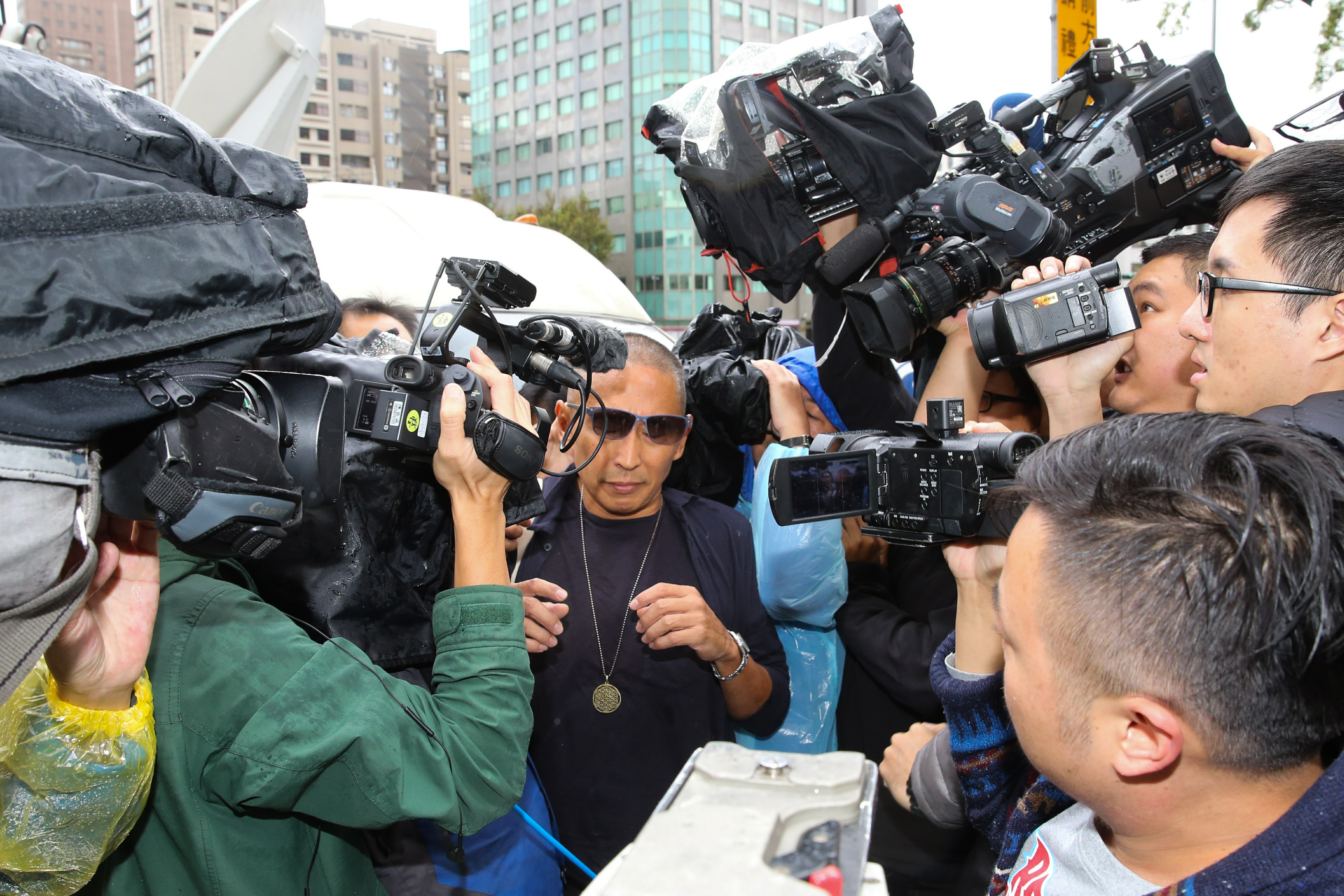 鈕承澤今早頂著大光頭前往大安分局接受警方訊問。