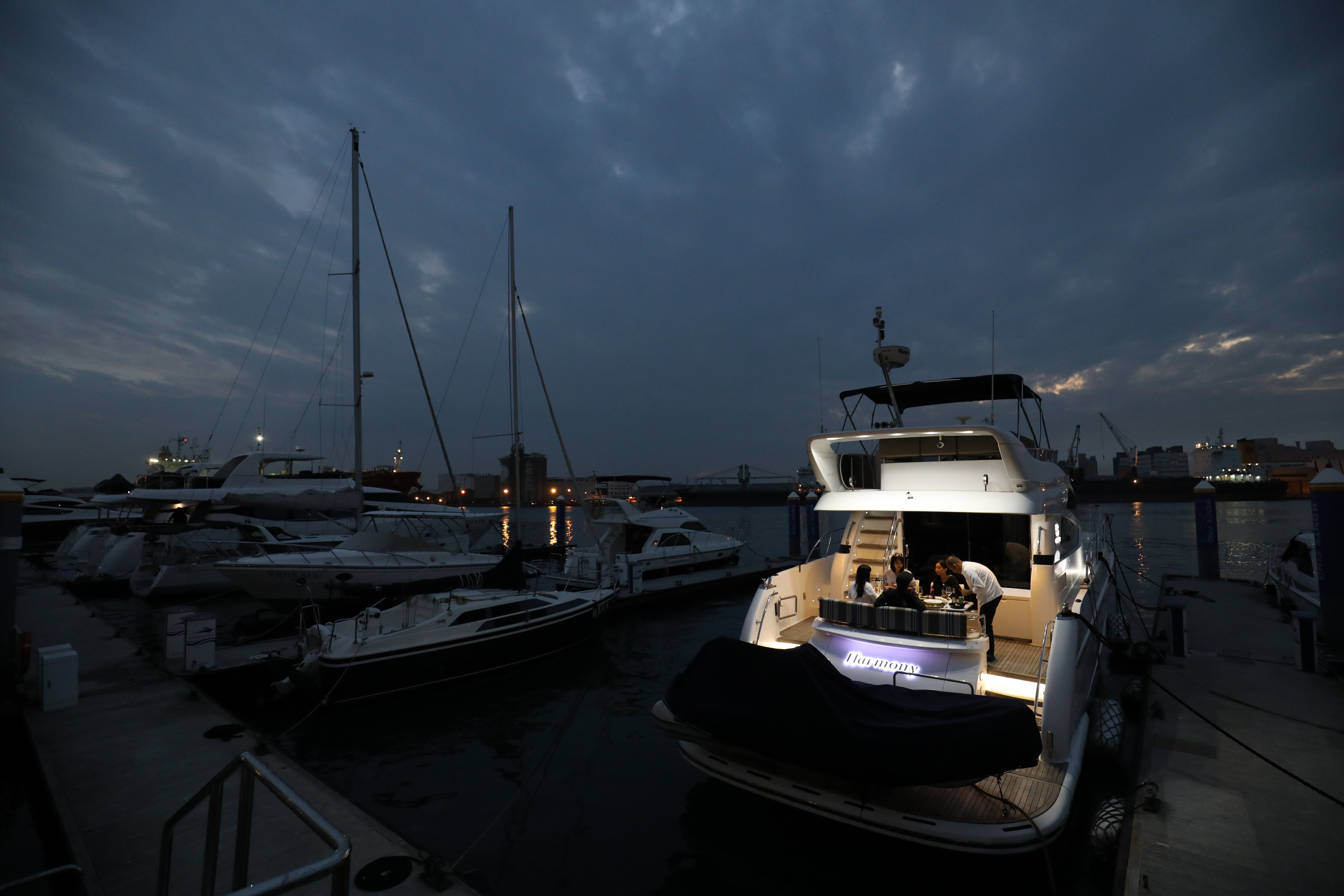 搭遊艇在海上用餐，映照在海面上的光線變化提供最具張力的氛圍。