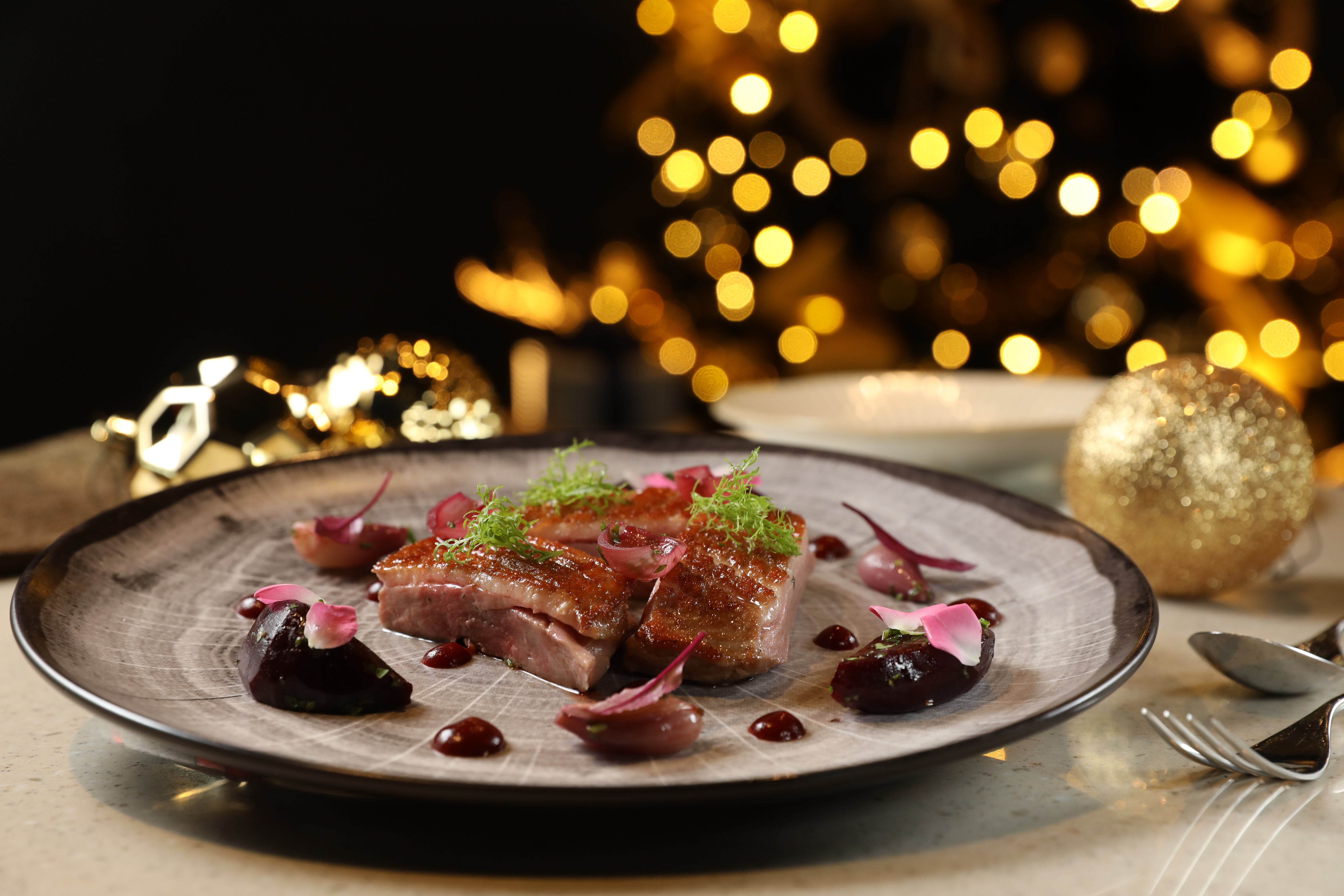 「低溫烘烤櫻桃鴨／台東洛神花／甜菜醬汁／食用玫瑰」醬汁酸咪帶甜韻，彰顯台灣蔬菜的好風味。（590元／份）