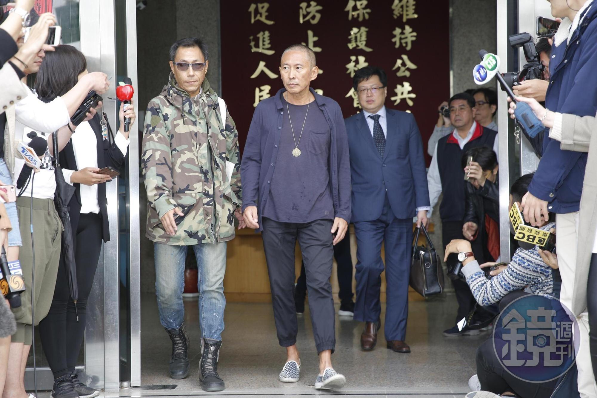 鈕承澤面對大批媒體，表示自己被社會判死刑。