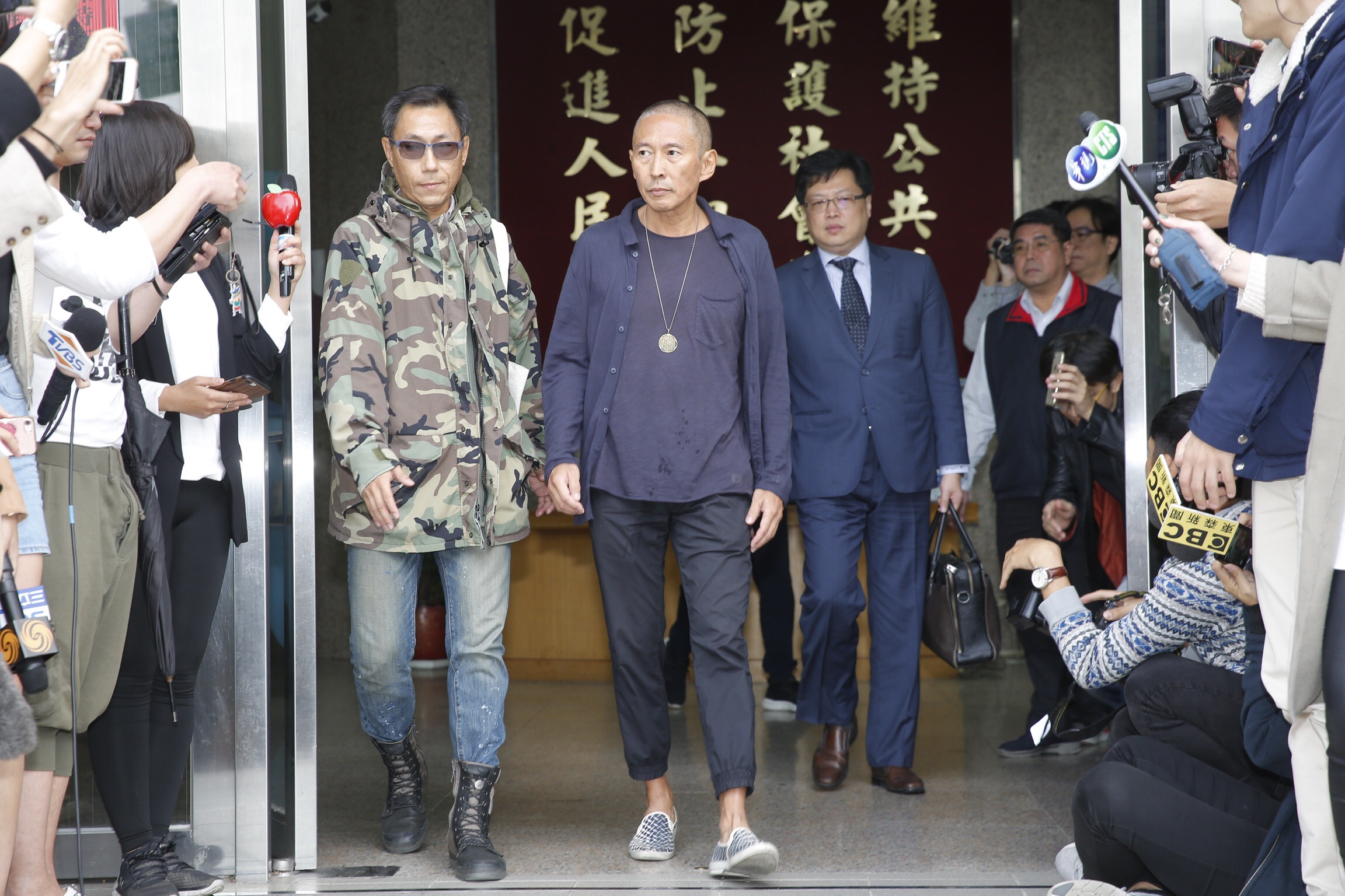 鈕承澤面對大批媒體，表示自己被社會判死刑。
