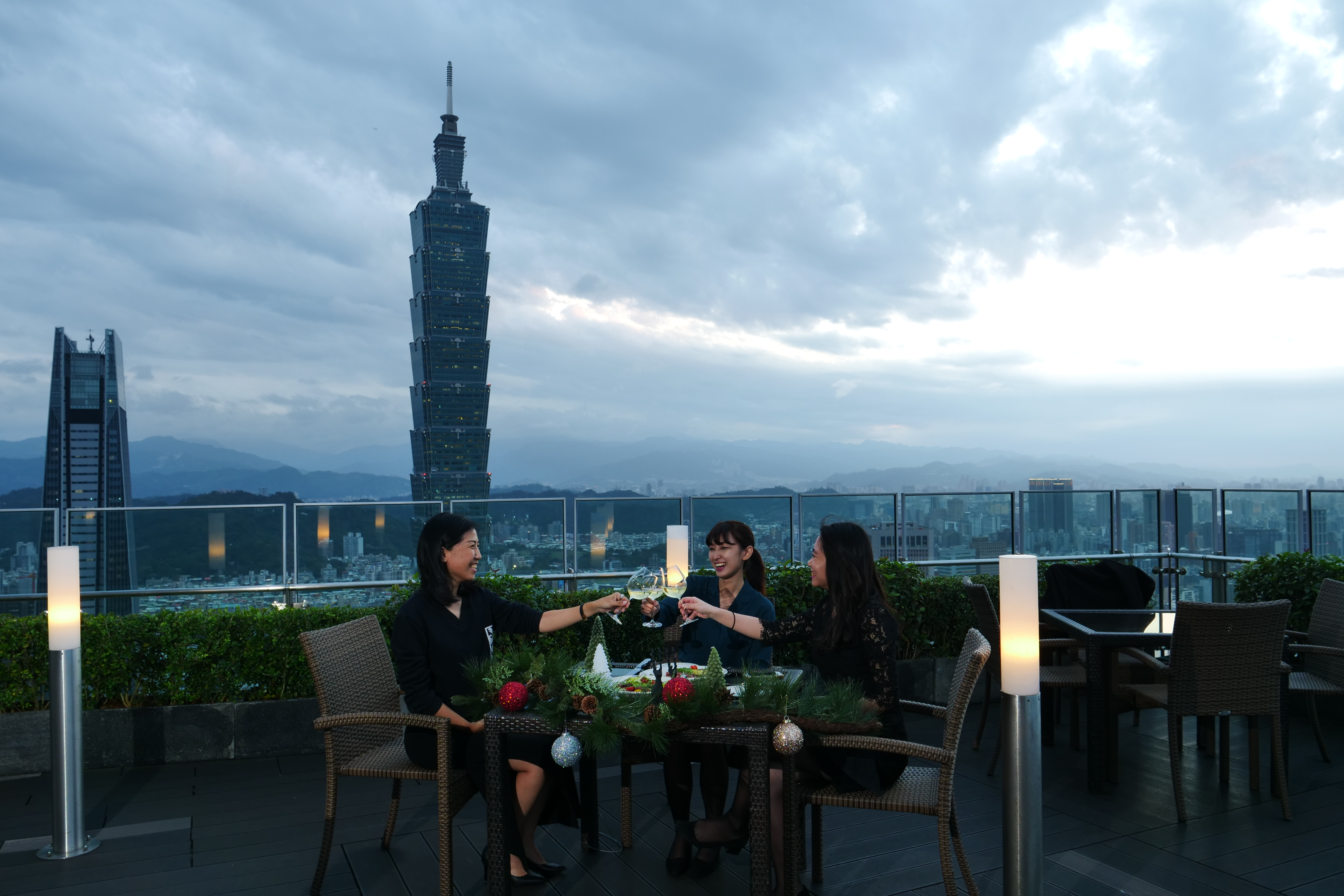 「莫爾頓牛排館 (Morton’s of Chicago, the Steakhouse)」的戶外露台區，可近距離欣賞台北101大樓周邊景緻。