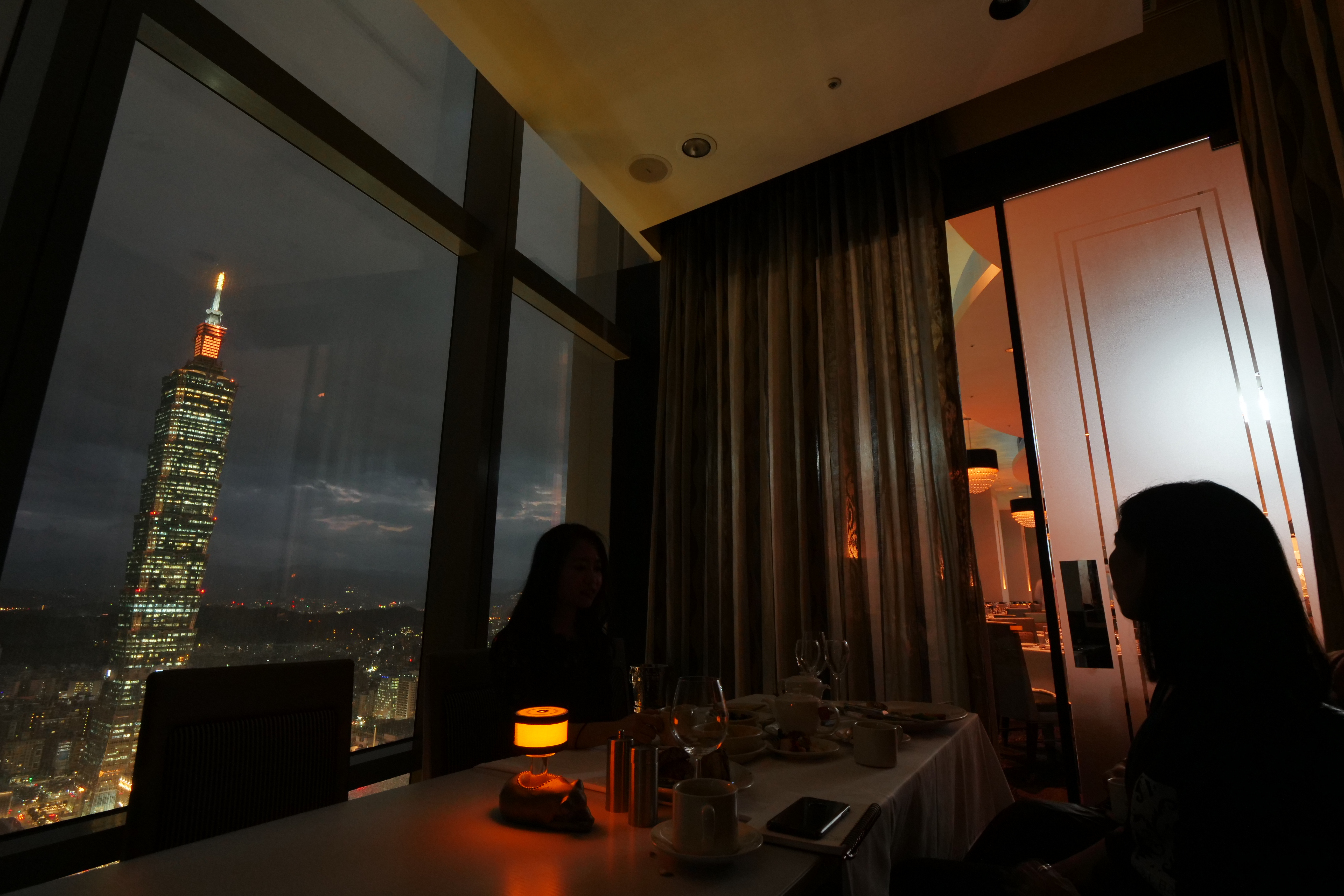 「莫爾頓牛排館 Morton's The Steakhouse 」有獨立包廂，可近距離欣賞台北101大樓周邊景色。