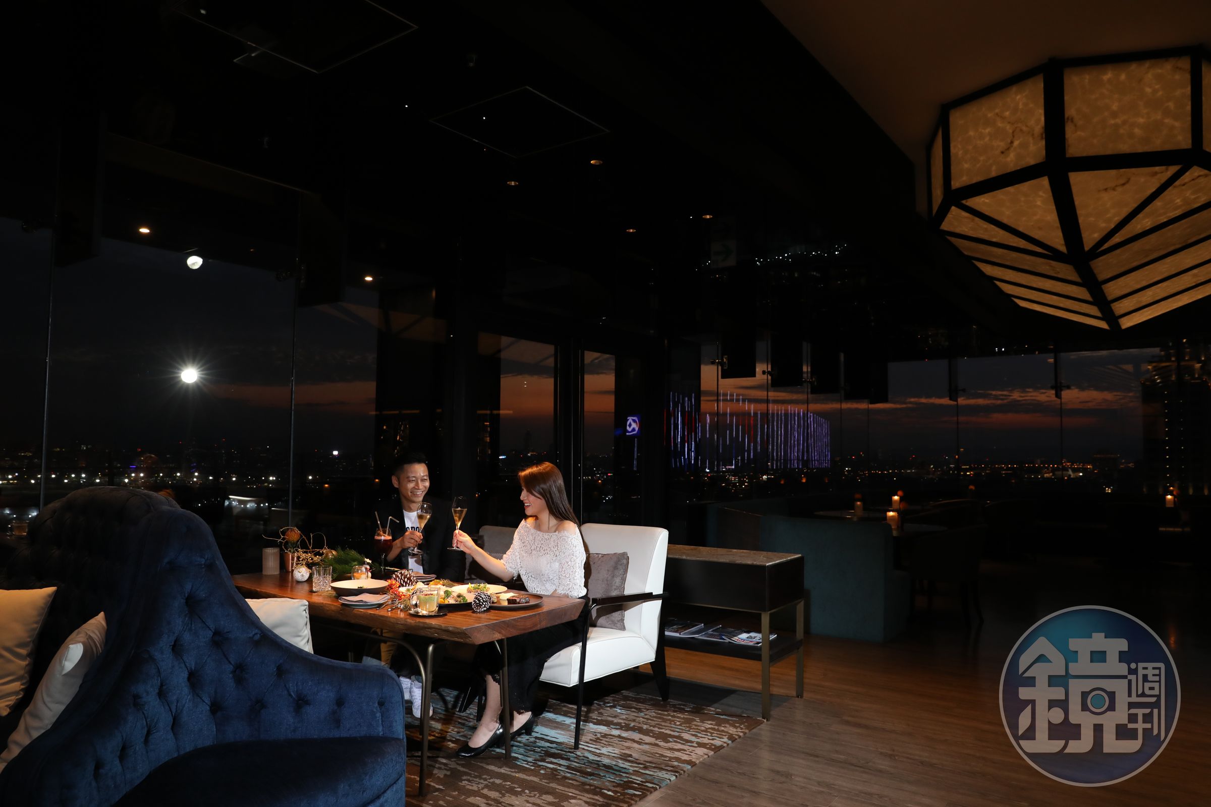 「INGE’S Bar&Grill 」餐桌倚靠大幅落地窗，傍晚的霞紅黃昏到入夜的靛藍黑幕，都是伴餐美景。