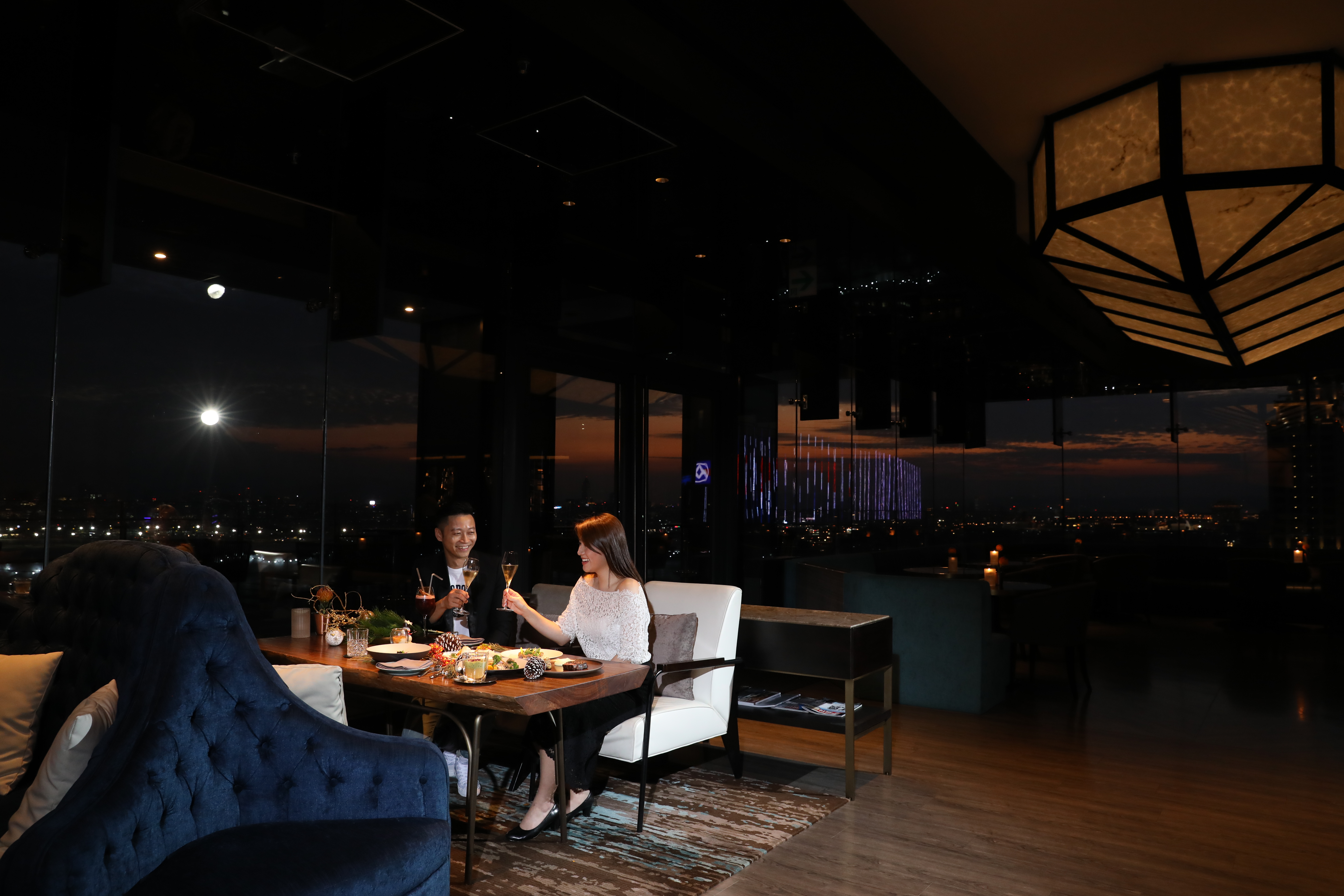 「INGE’S Bar&Grill 」餐桌倚靠大幅落地窗，傍晚的霞紅黃昏到入夜的靛藍黑幕，都是伴餐美景。