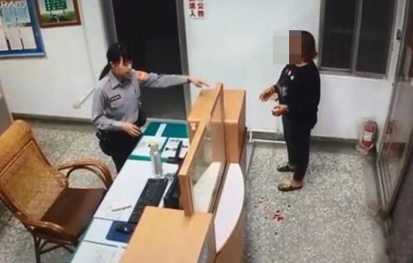 王女全身是血，到警局自首。（警方提供）